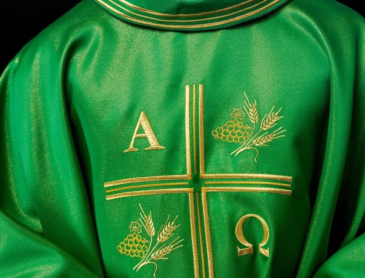 Chasuble avec croix brodée, motifs Alpha et Oméga et oreilles en vert