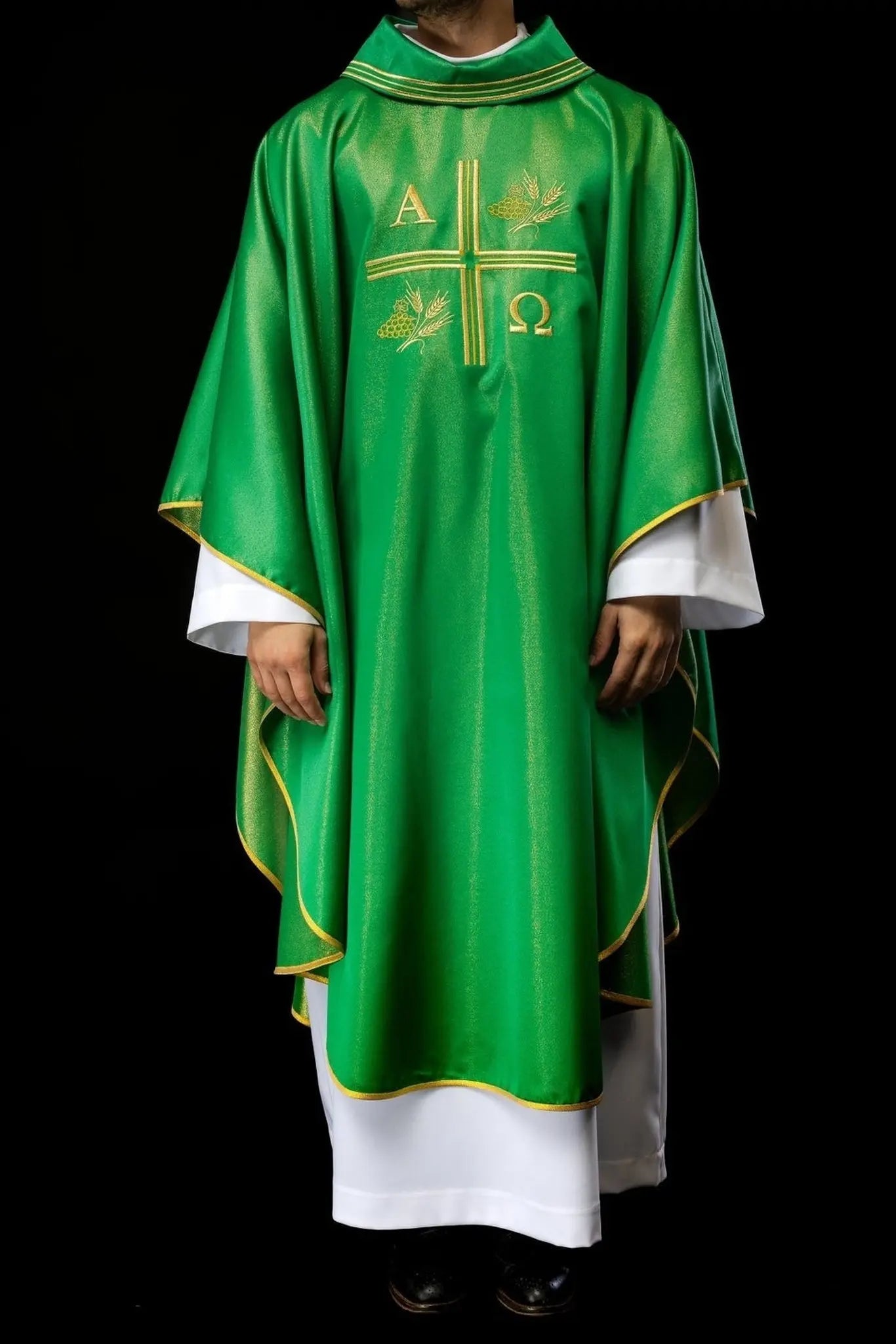 Chasuble avec croix brodée, motifs Alpha et Oméga et oreilles en vert