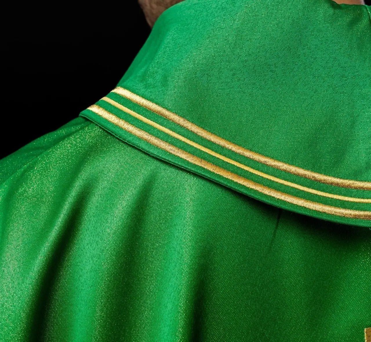 Chasuble avec croix brodée, motifs Alpha et Oméga et oreilles en vert