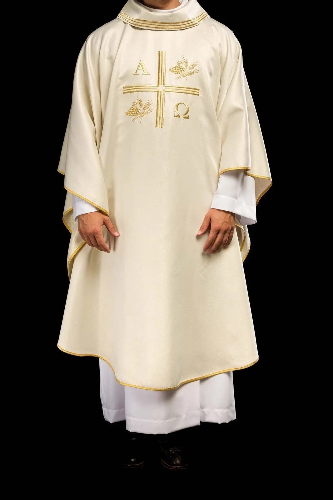 Chasuble avec croix brodée et motifs Alpha et Oméga et oreilles en couleur écrue