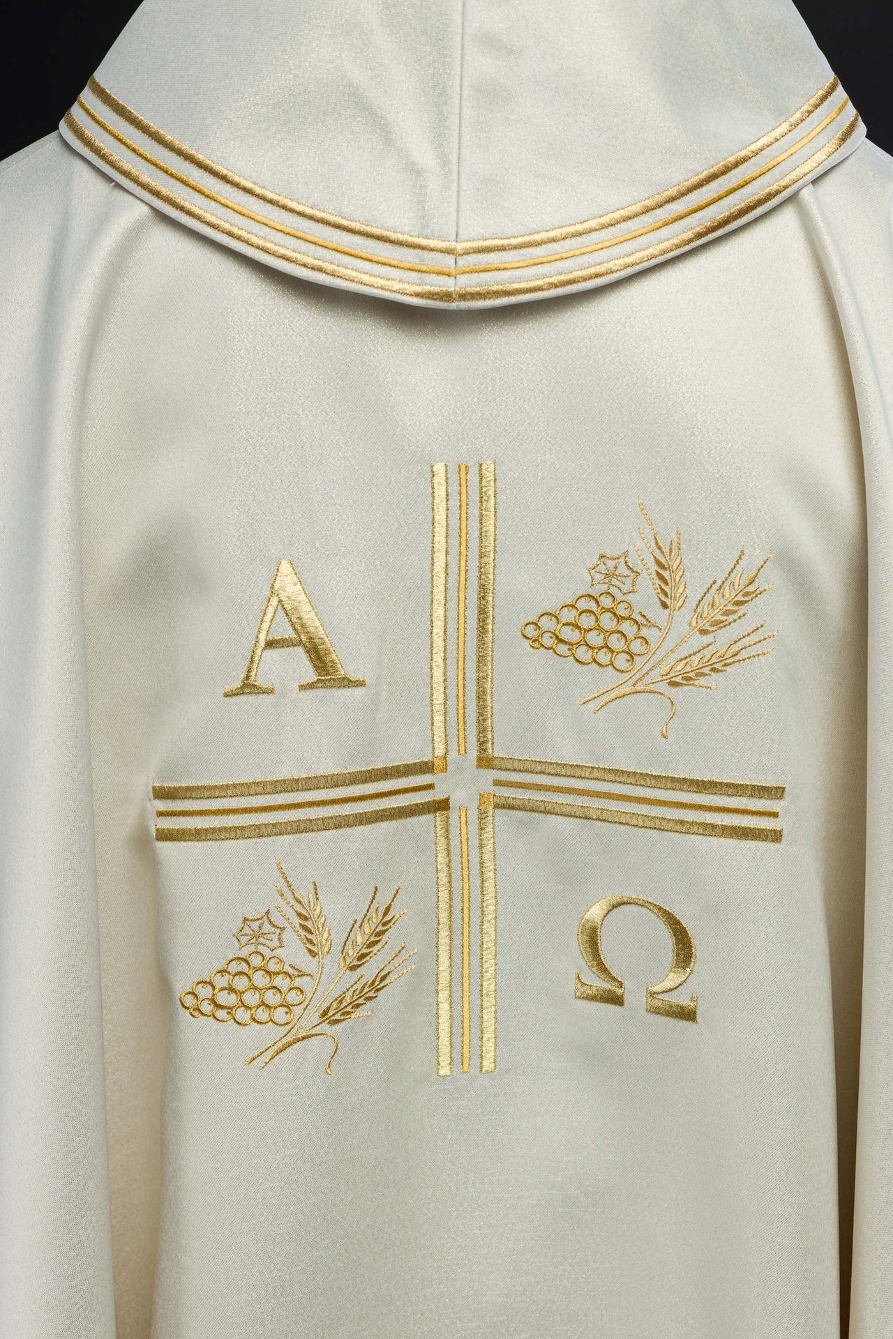 Ornat z haftowanym krzyżem oraz motywami Alfa i Omegi i kłosów w kolorze ecru