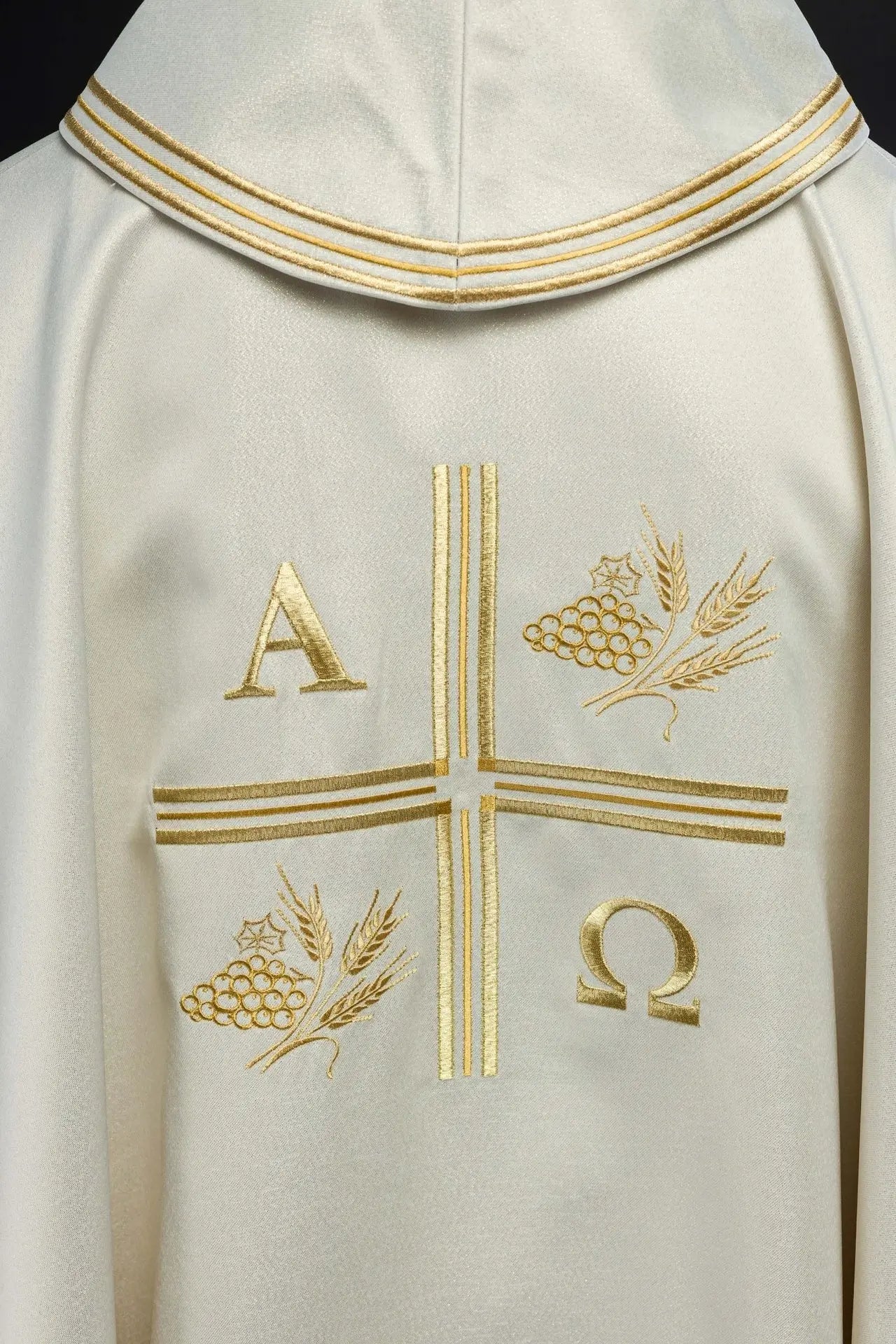 Chasuble avec croix brodée et motifs Alpha et Oméga et oreilles en couleur écrue