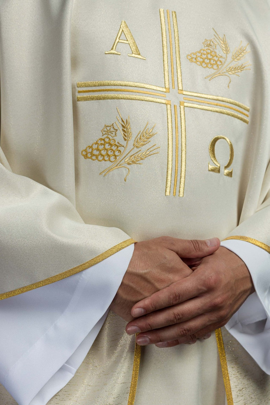 Ornat z haftowanym krzyżem oraz motywami Alfa i Omegi i kłosów w kolorze ecru