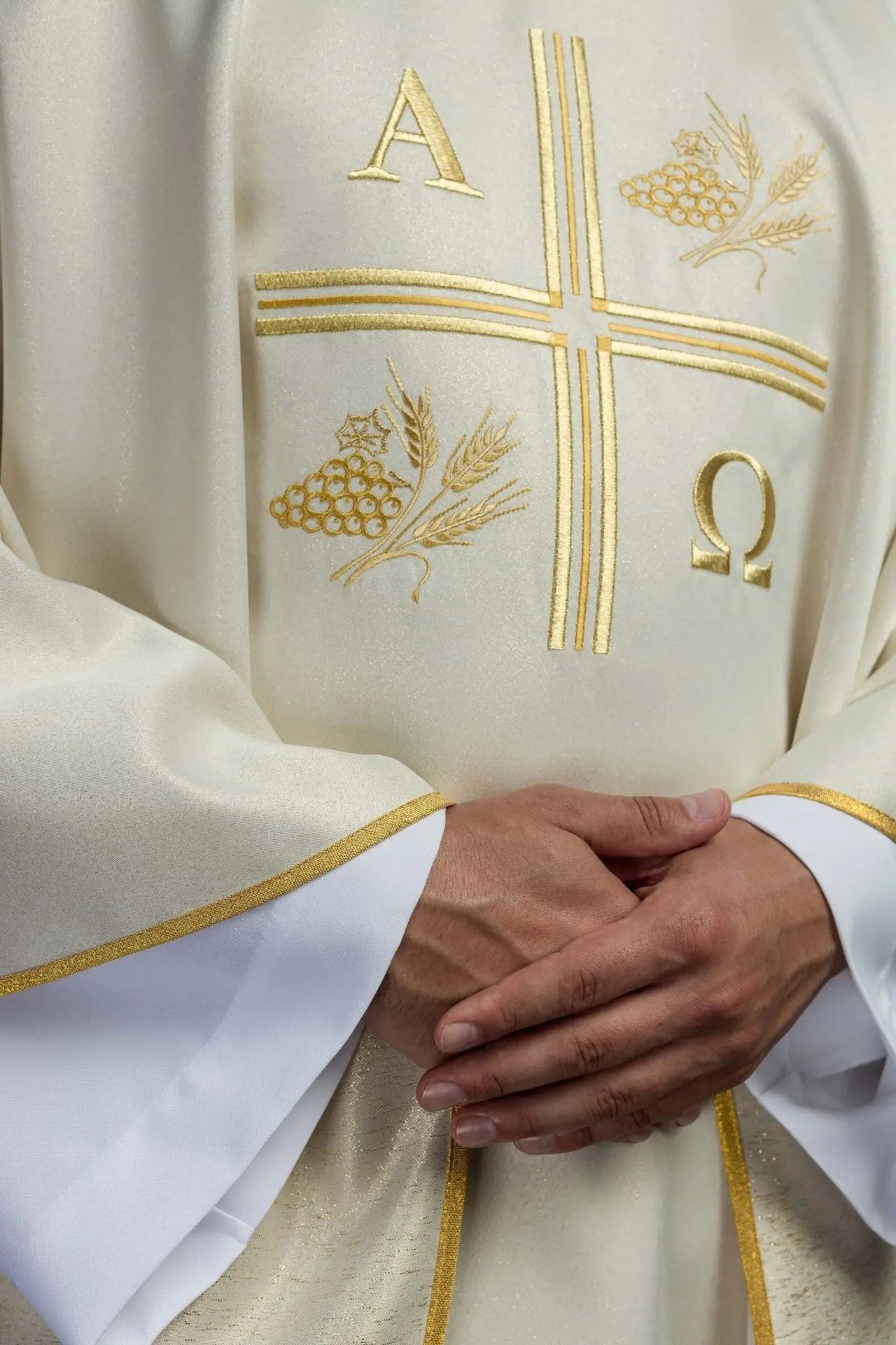 Chasuble avec croix brodée et motifs Alpha et Oméga et oreilles en couleur écrue