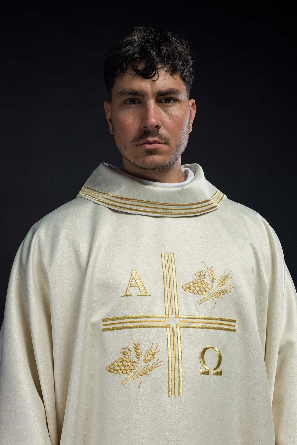 Ornat z haftowanym krzyżem oraz motywami Alfa i Omegi i kłosów w kolorze ecru