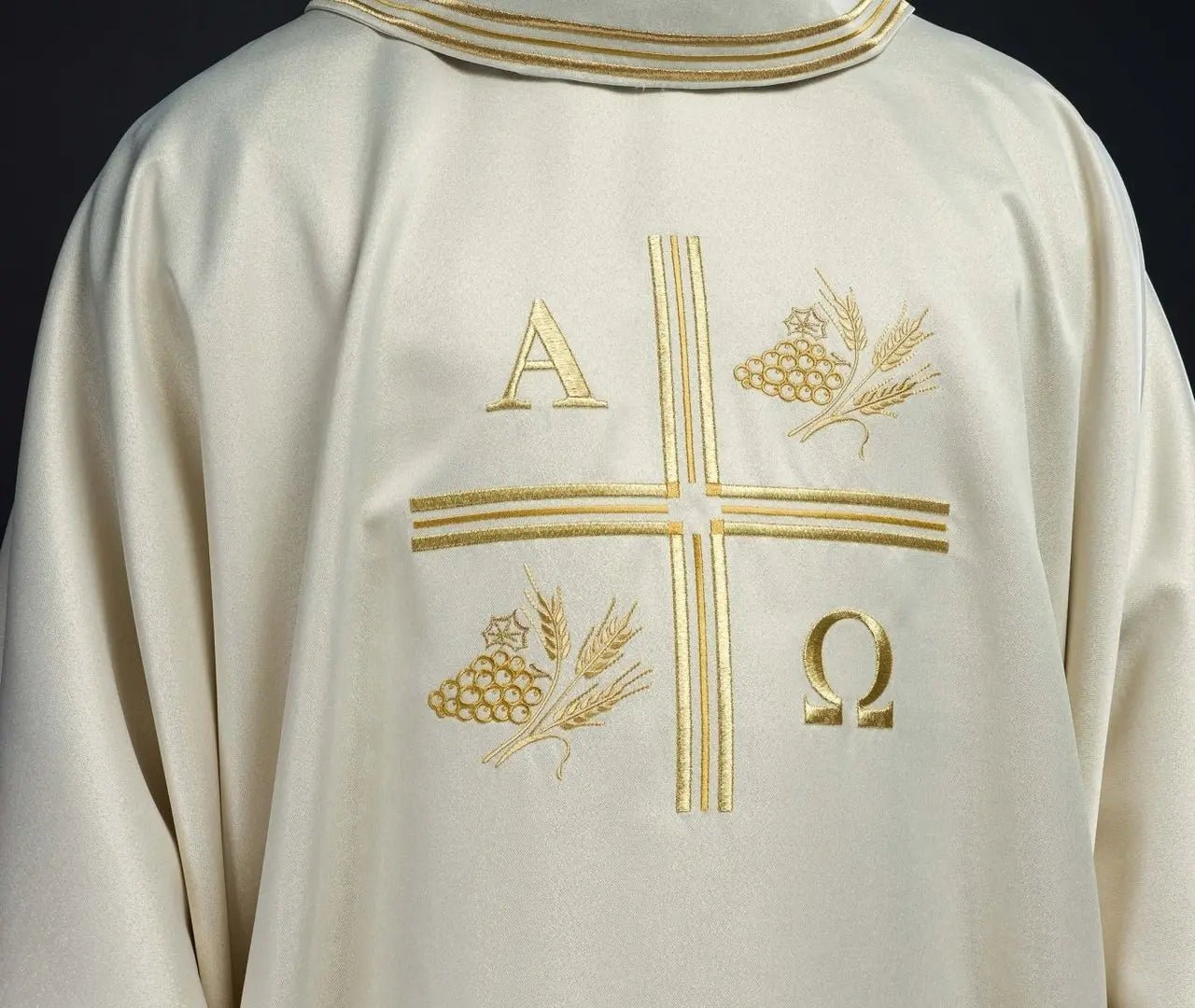 Chasuble avec croix brodée et motifs Alpha et Oméga et oreilles en couleur écrue