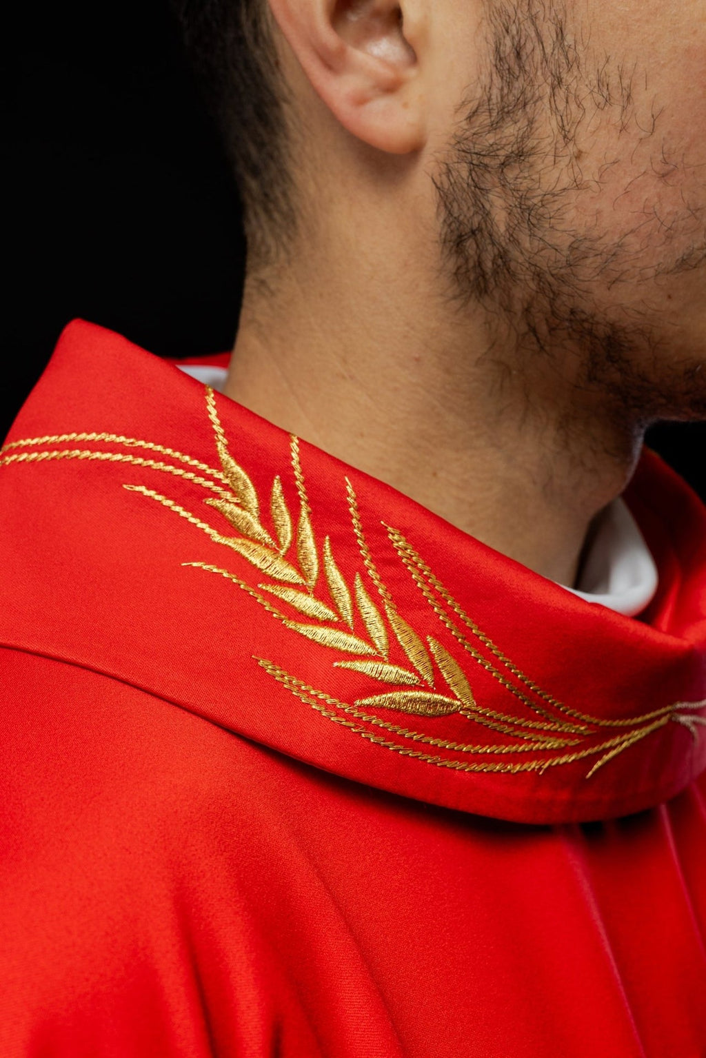 Ornat z haftowanym krzyżem oraz motywami kłosów w kolorze czerwonym