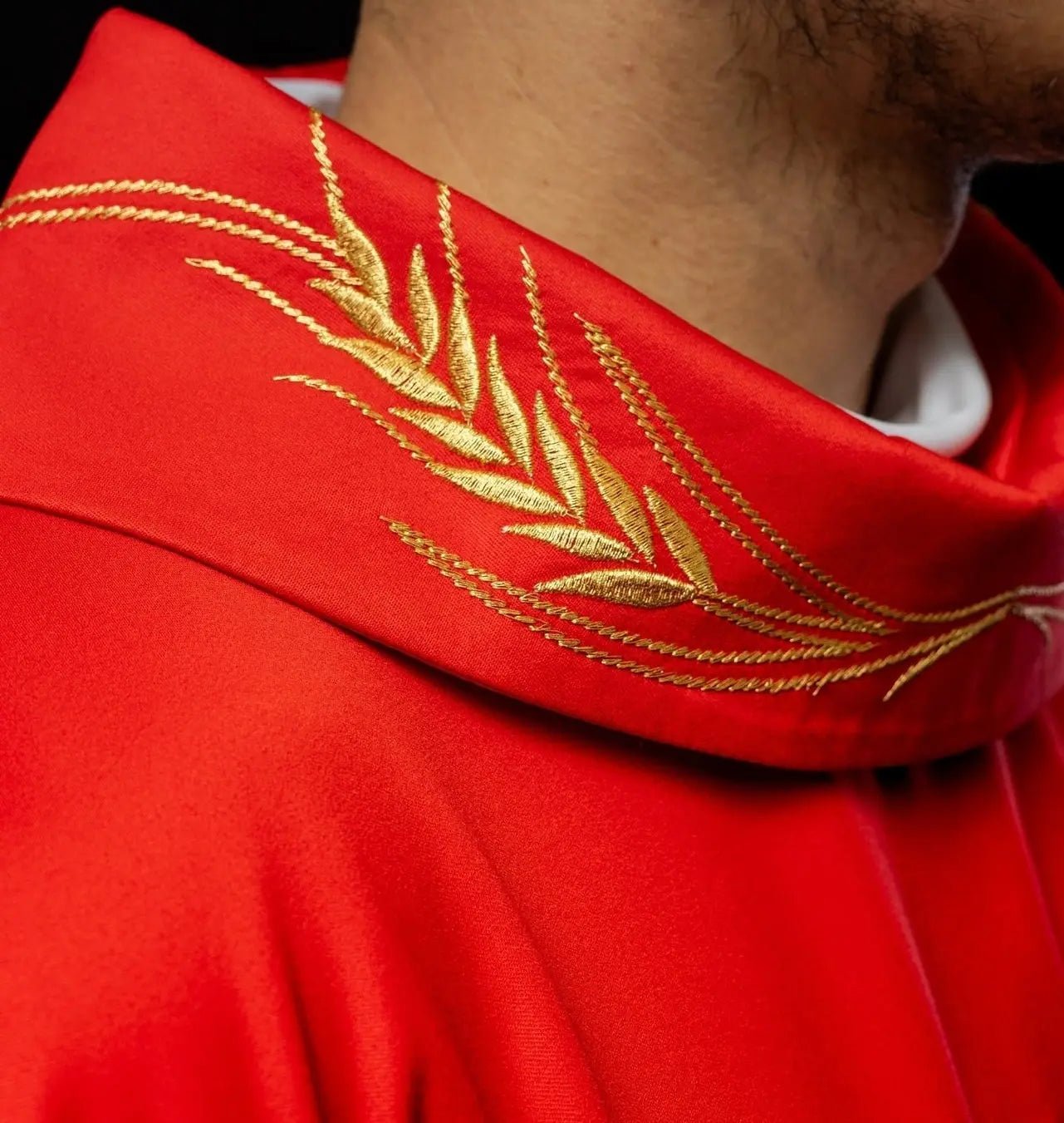 Chasuble avec croix brodée et motifs d'oreilles rouges