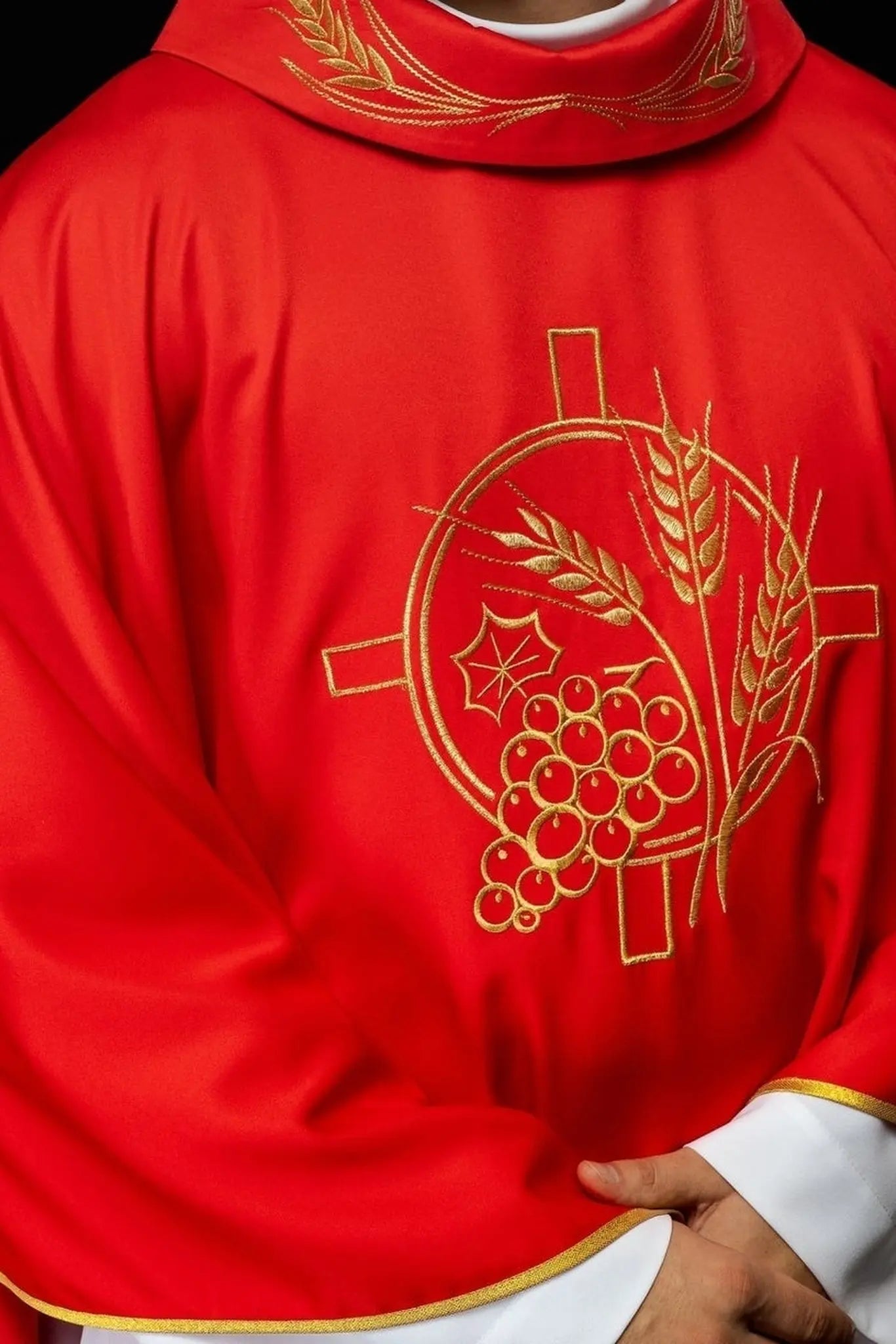 Chasuble avec croix brodée et motifs d'oreilles rouges