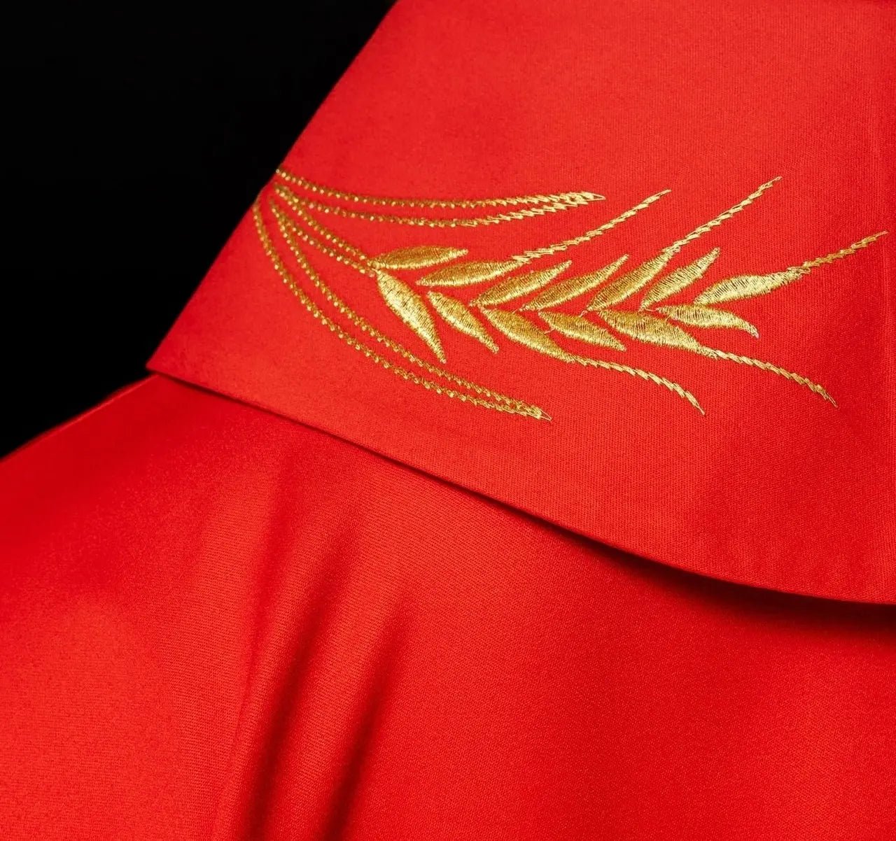 Chasuble avec croix brodée et motifs d'oreilles rouges