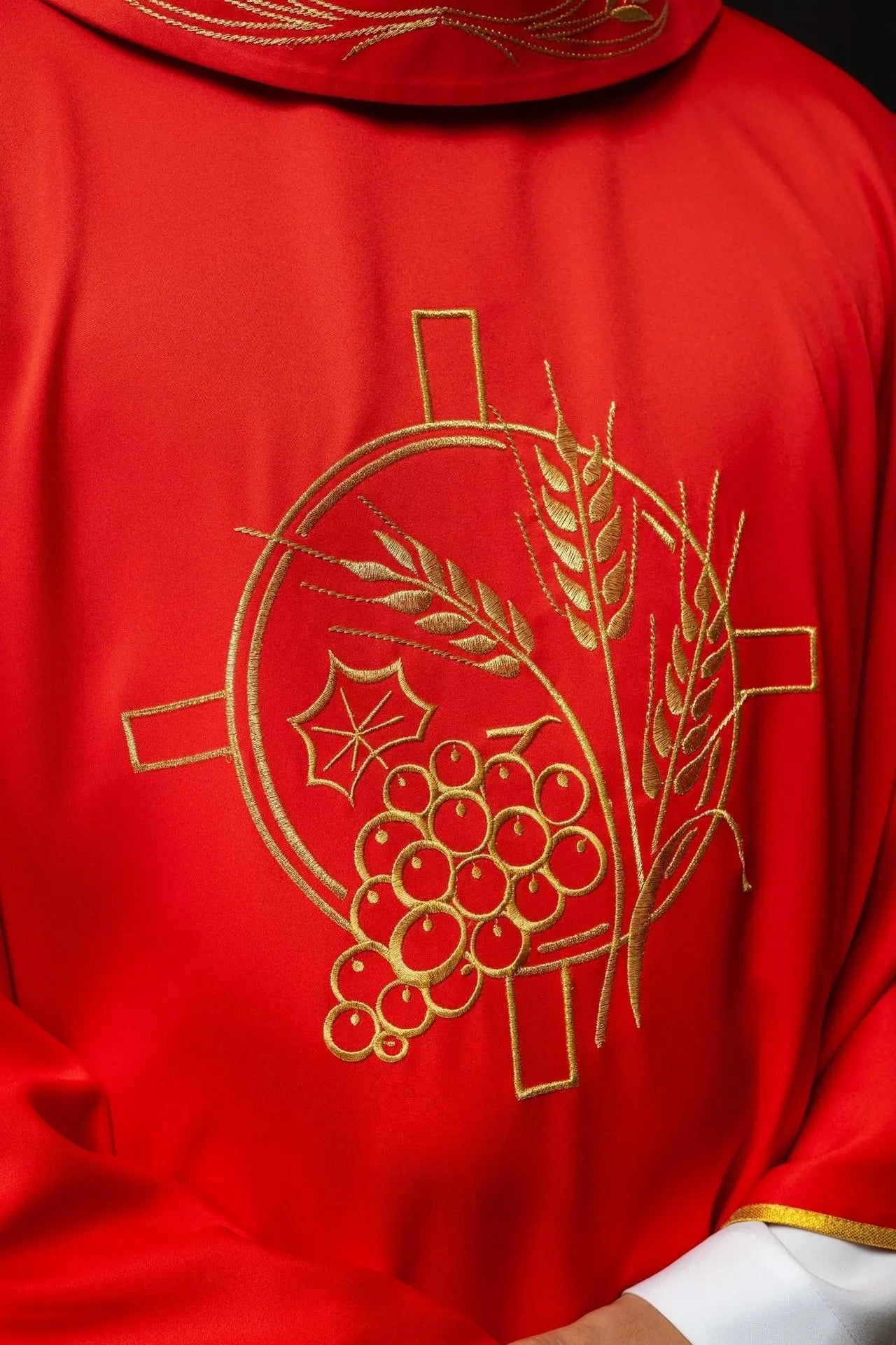 Chasuble avec croix brodée et motifs d'oreilles rouges