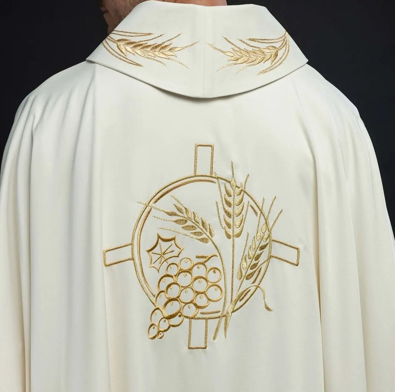 Chasuble avec croix brodée et motifs d'oreilles en écru
