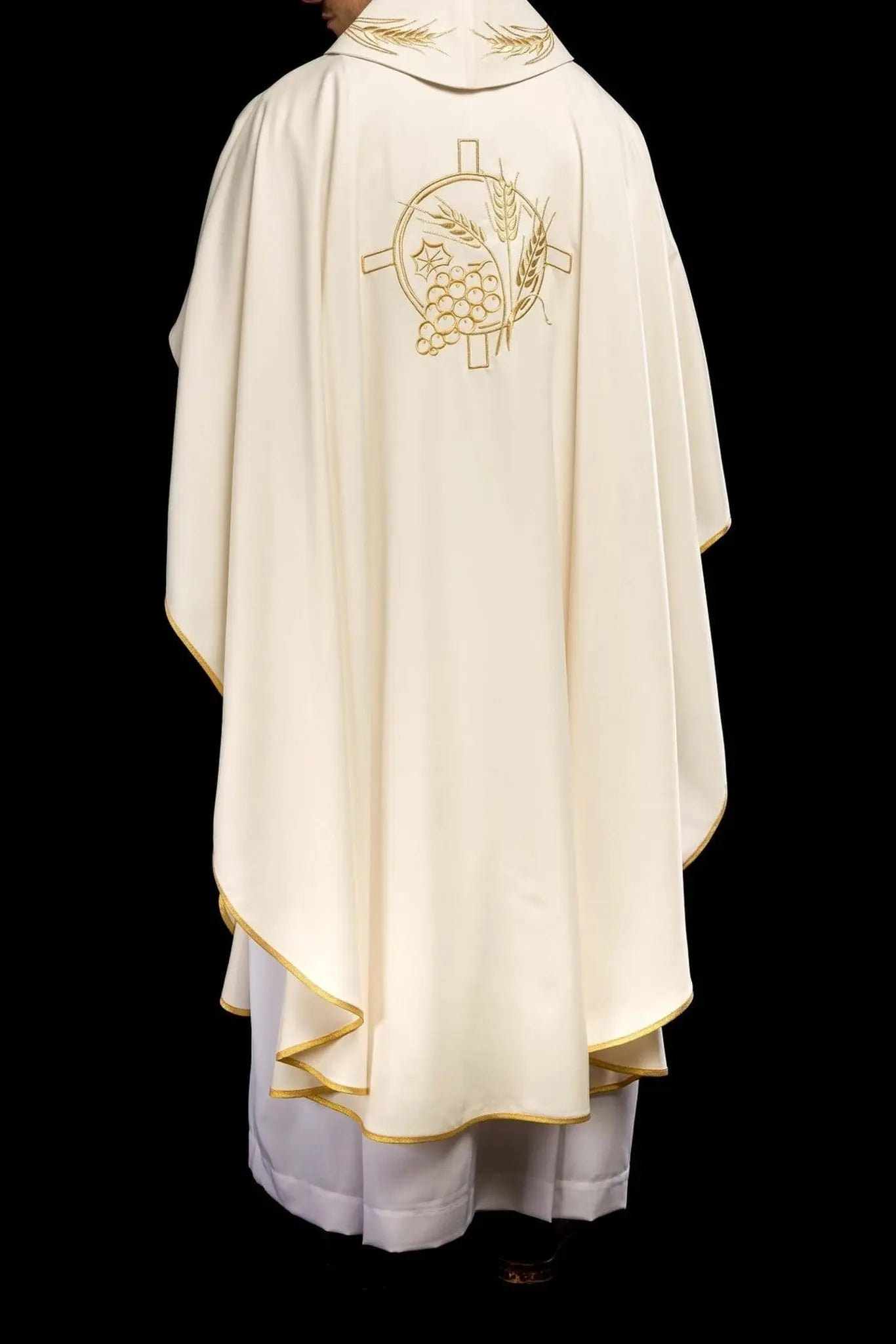 Chasuble avec croix brodée et motifs d'oreilles en écru