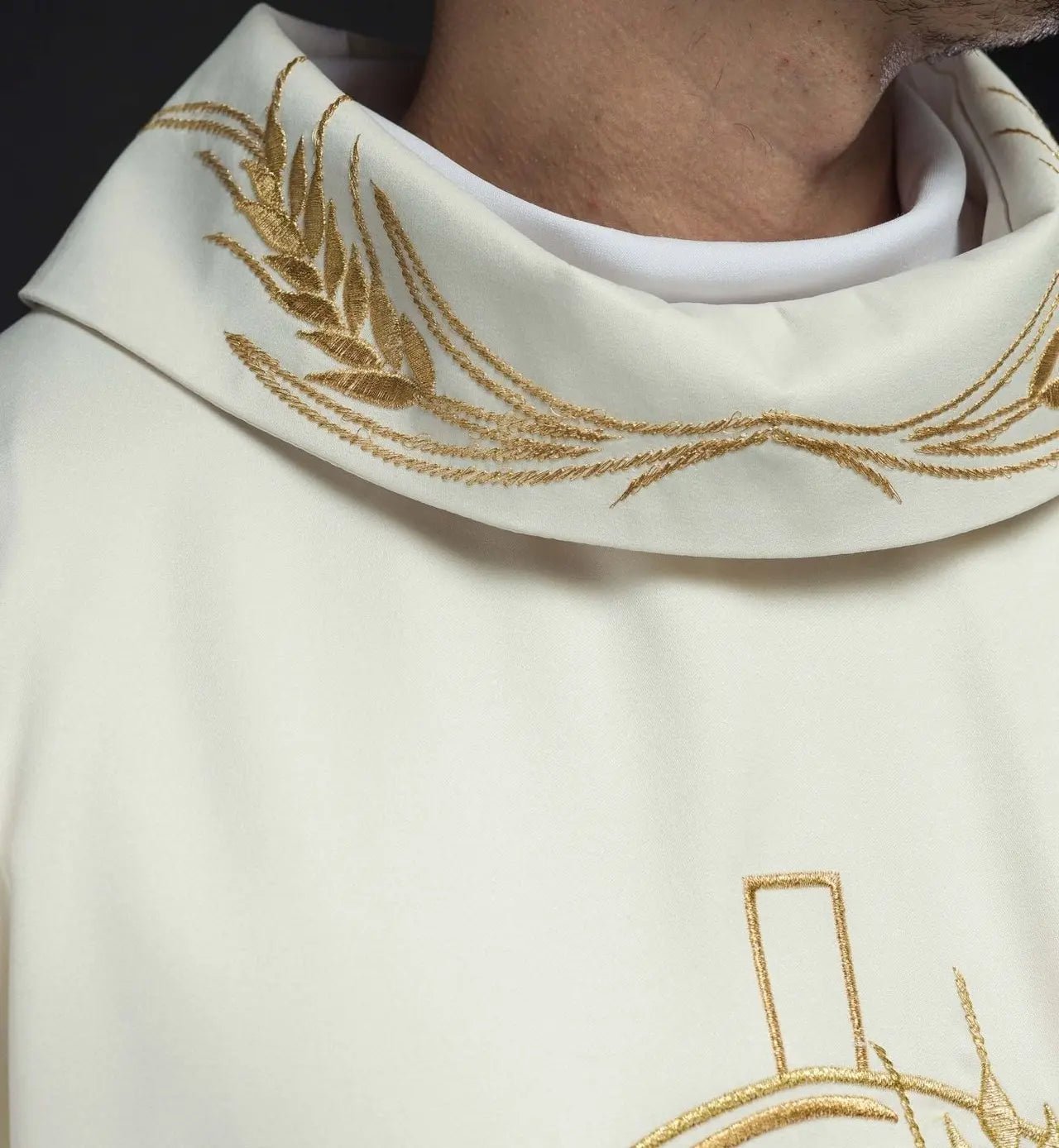 Chasuble avec croix brodée et motifs d'oreilles en écru