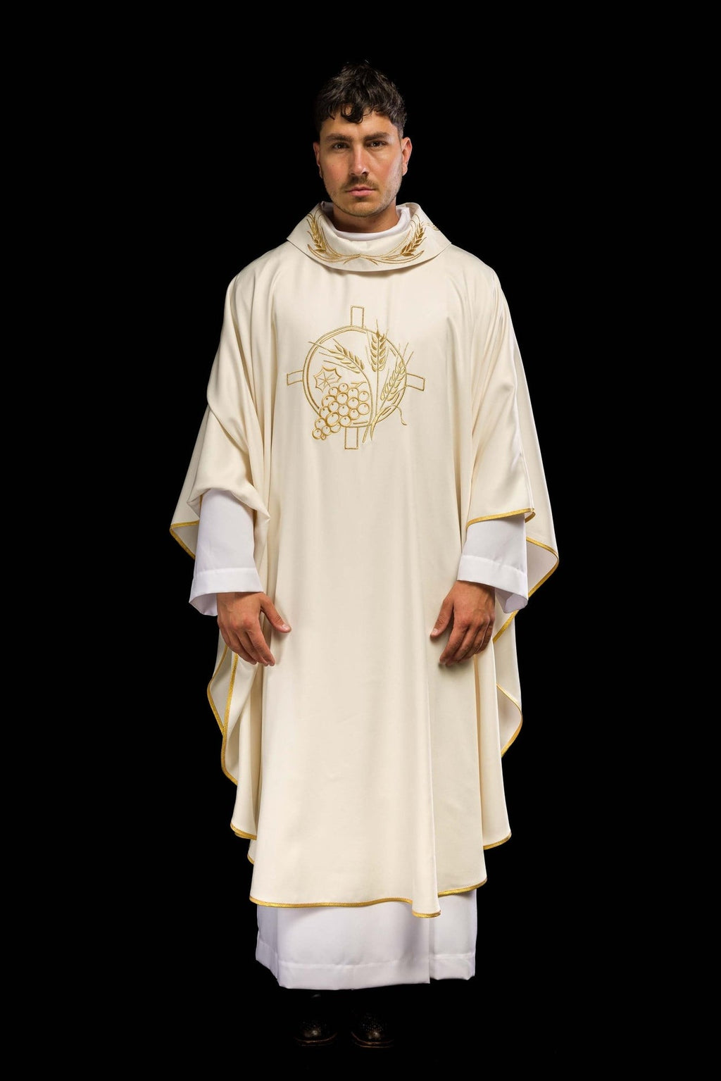 Ornat z haftowanym krzyżem oraz motywami kłosów w kolorze ecru