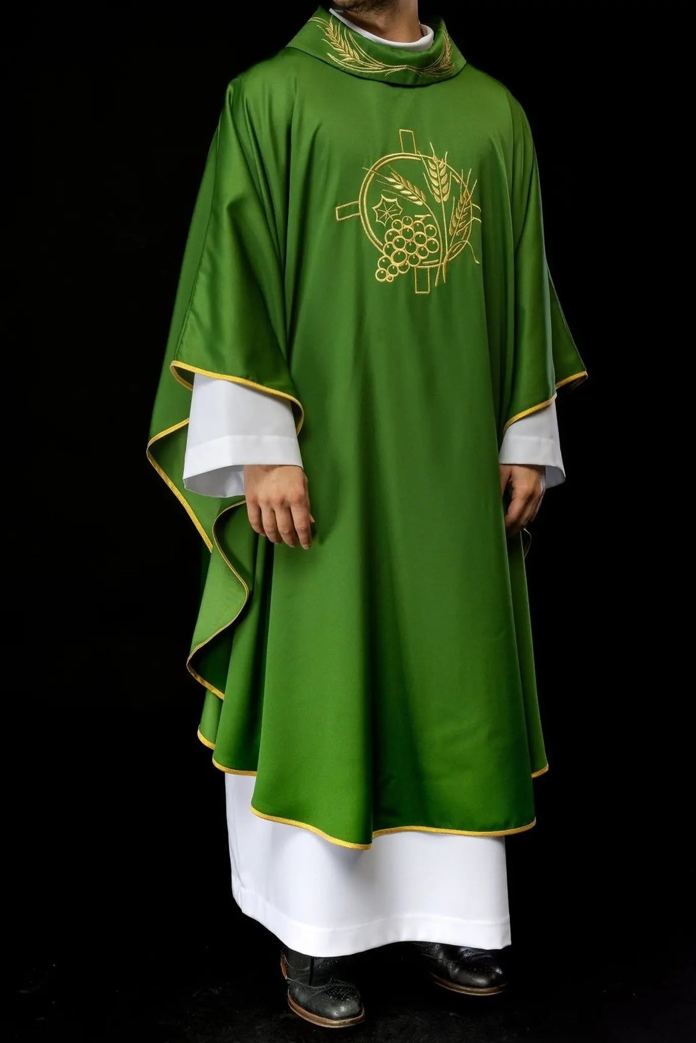 Chasuble avec croix brodée et motifs d'oreilles en vert