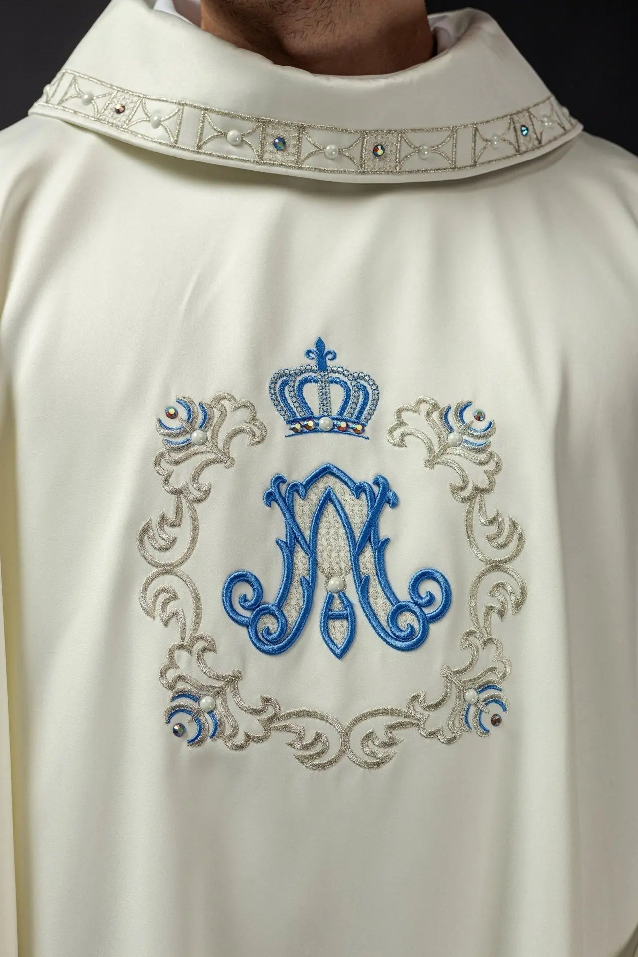 Chasuble avec broderie mariale