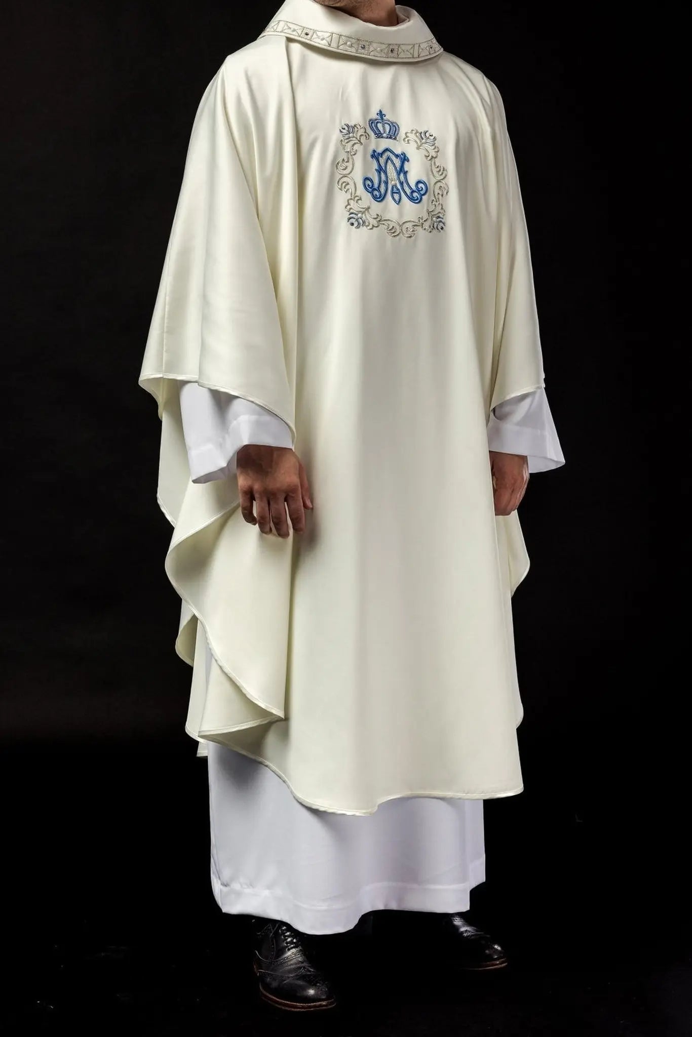 Chasuble avec broderie mariale