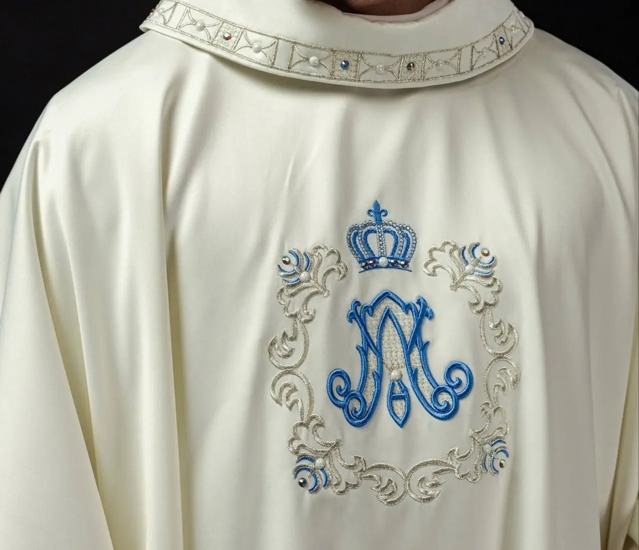 Chasuble avec broderie mariale