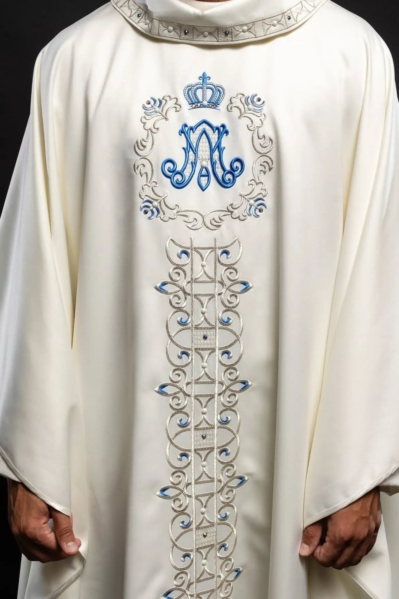 Chasuble avec ceinture mariale brodée
