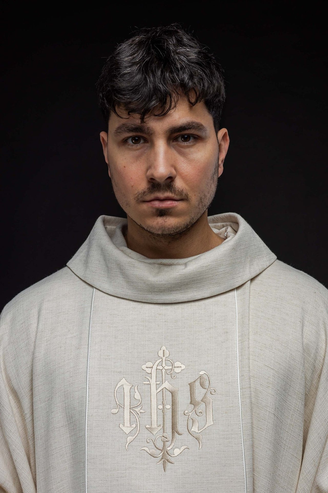 Ornat z haftowanym wzorem IHS ecru