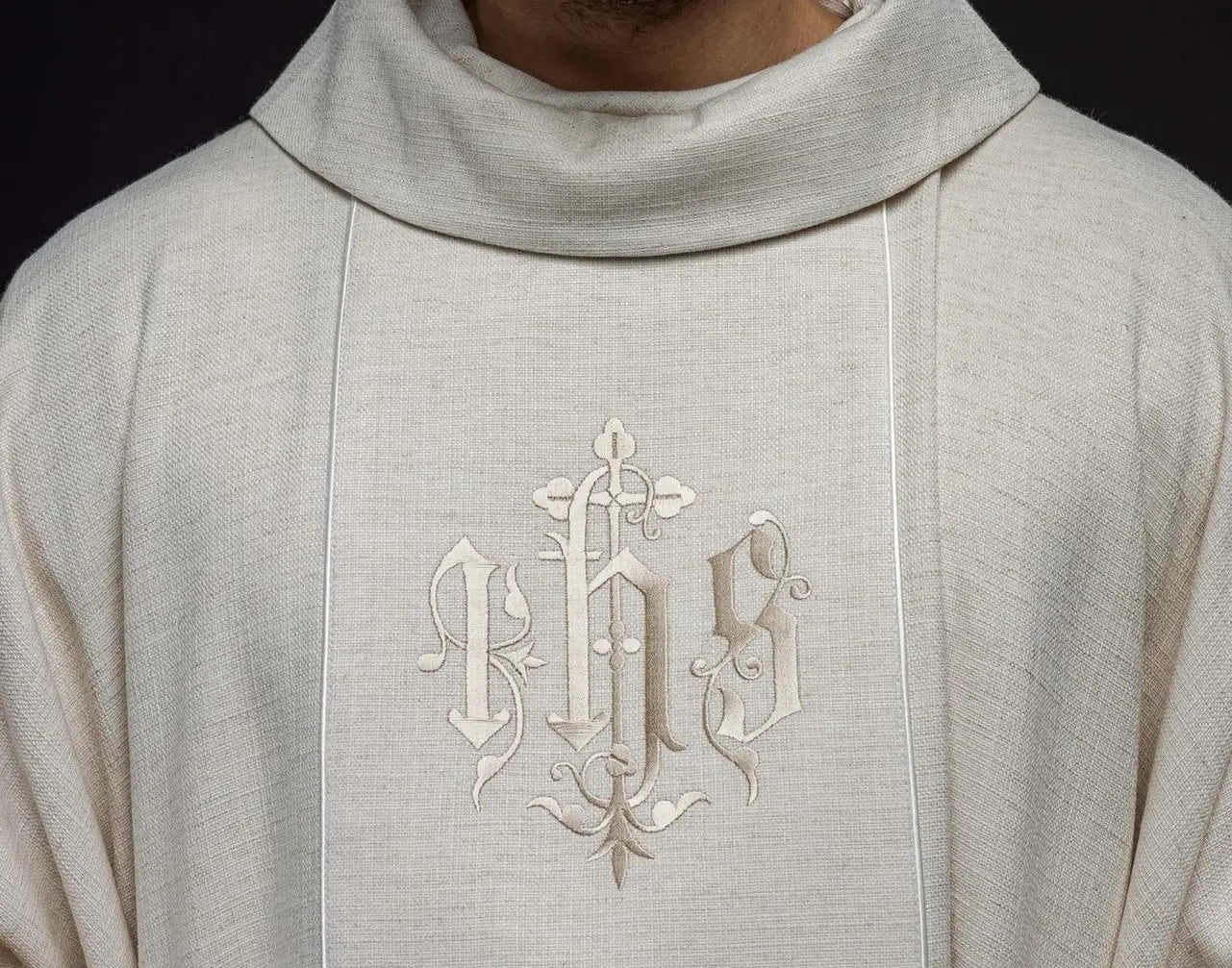 Chasuble avec motif IHS brodé écru