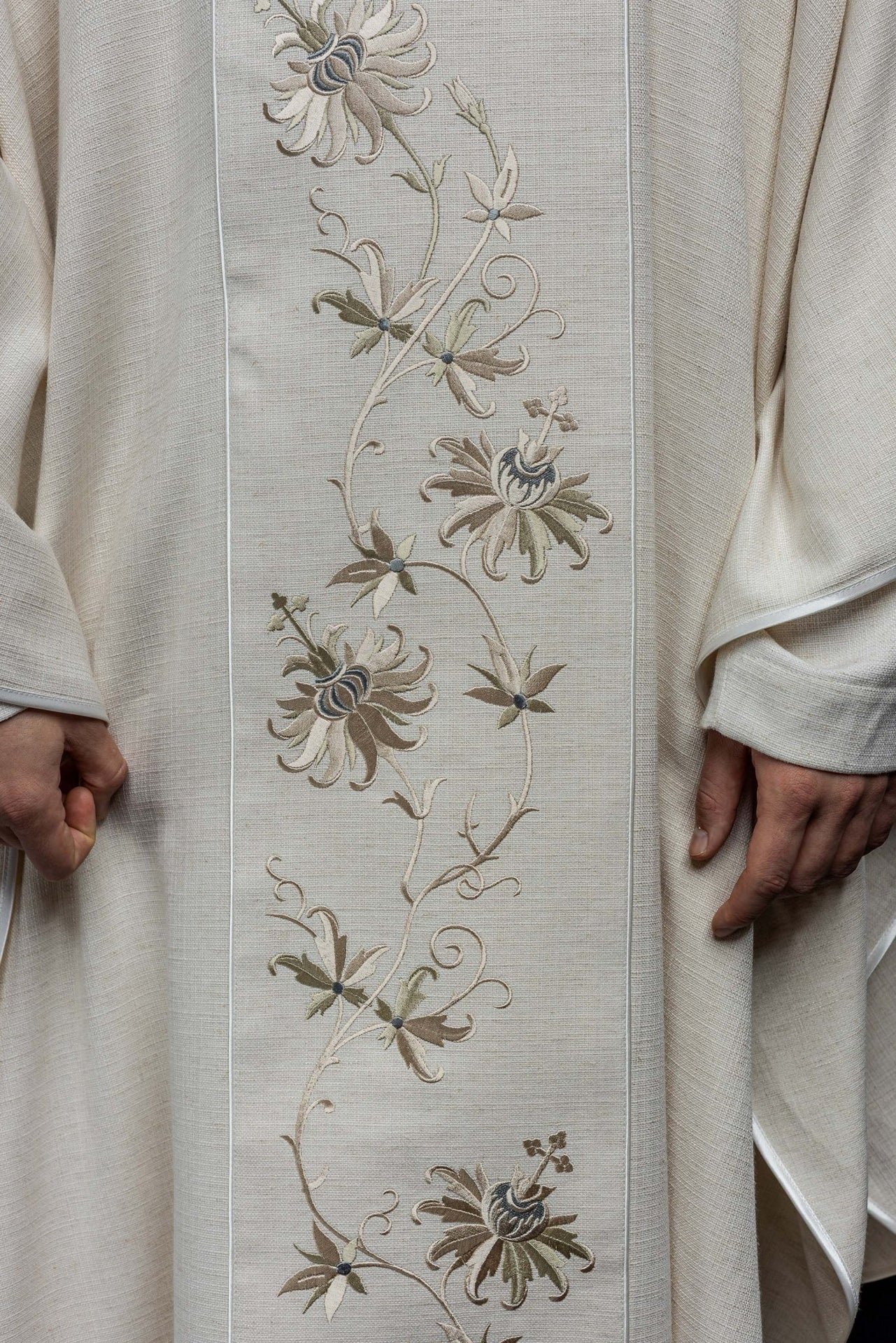 Ornat z haftowanym wzorem IHS ecru