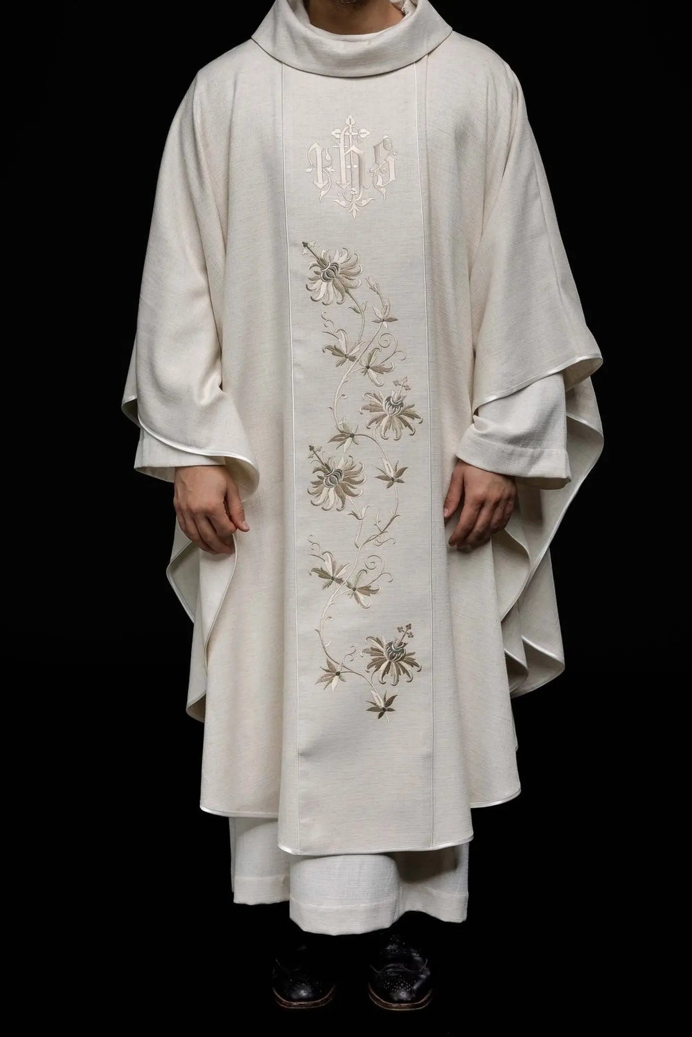 Chasuble avec motif IHS brodé écru