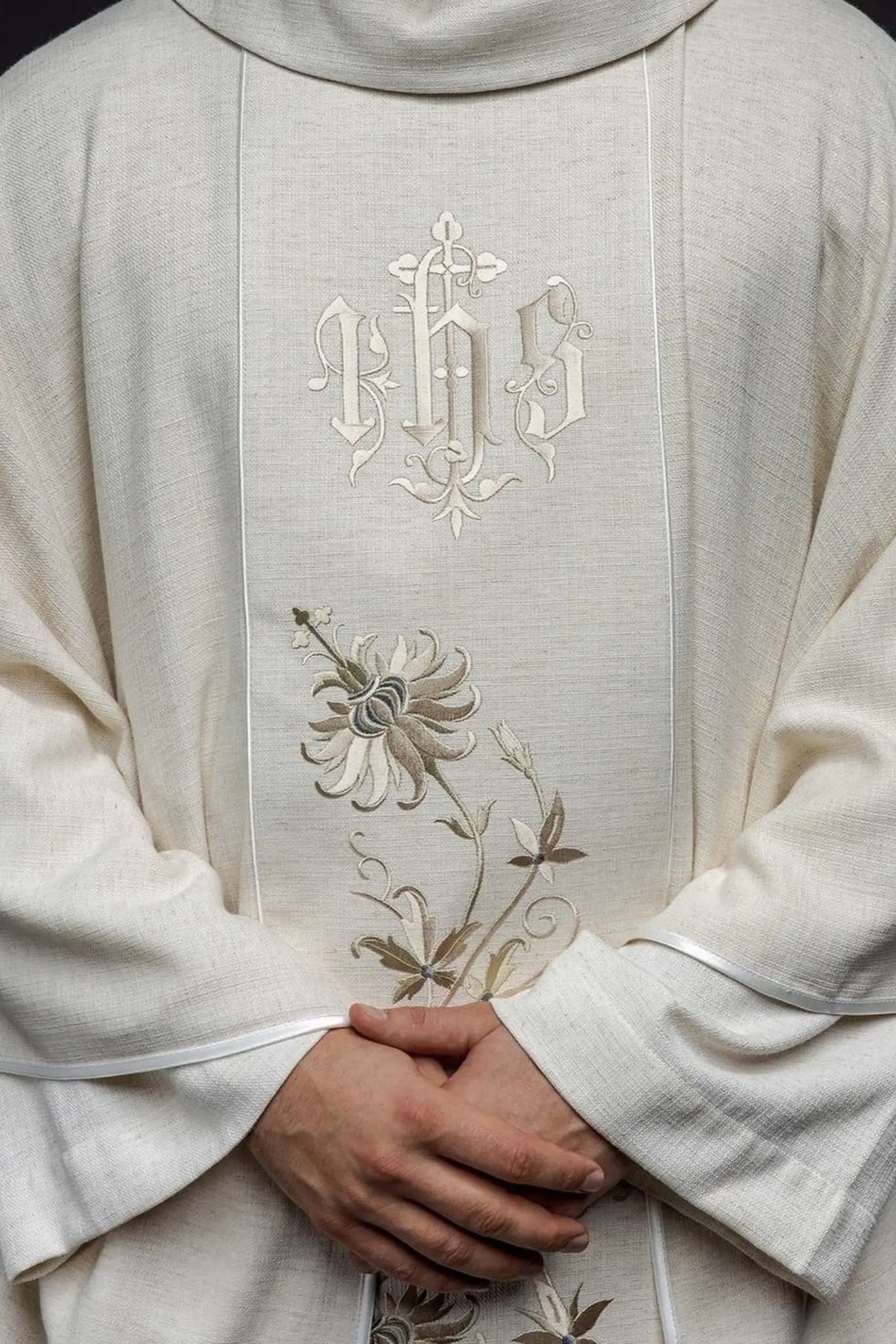 Chasuble avec motif IHS brodé écru