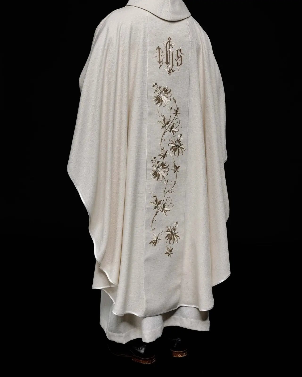 Chasuble avec motif IHS brodé écru
