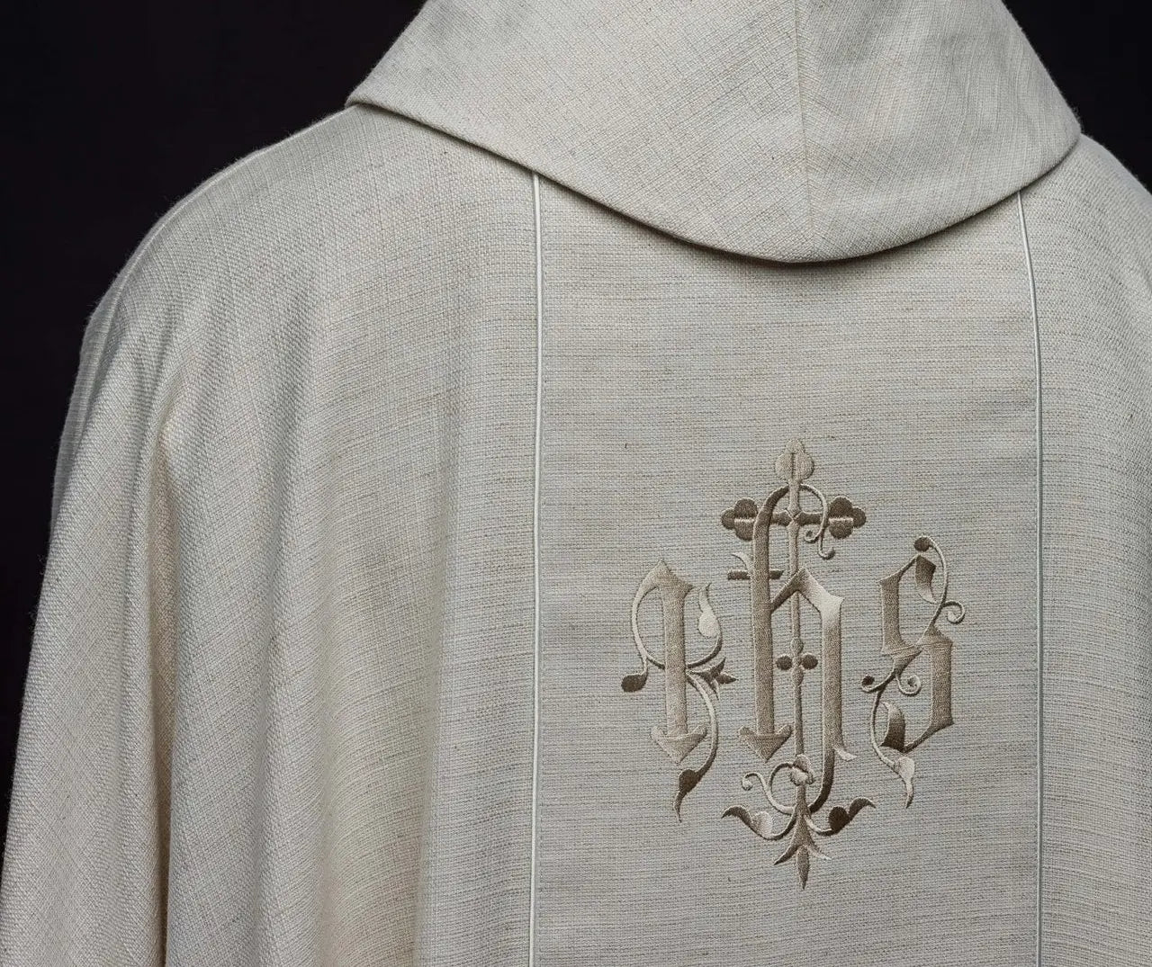Chasuble avec motif IHS brodé écru