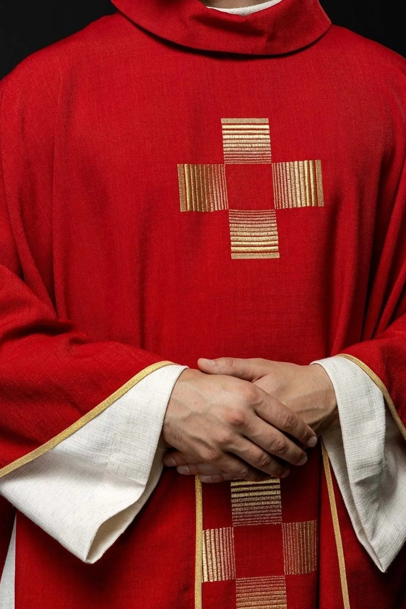 Chasuble avec croix brodées en rouge