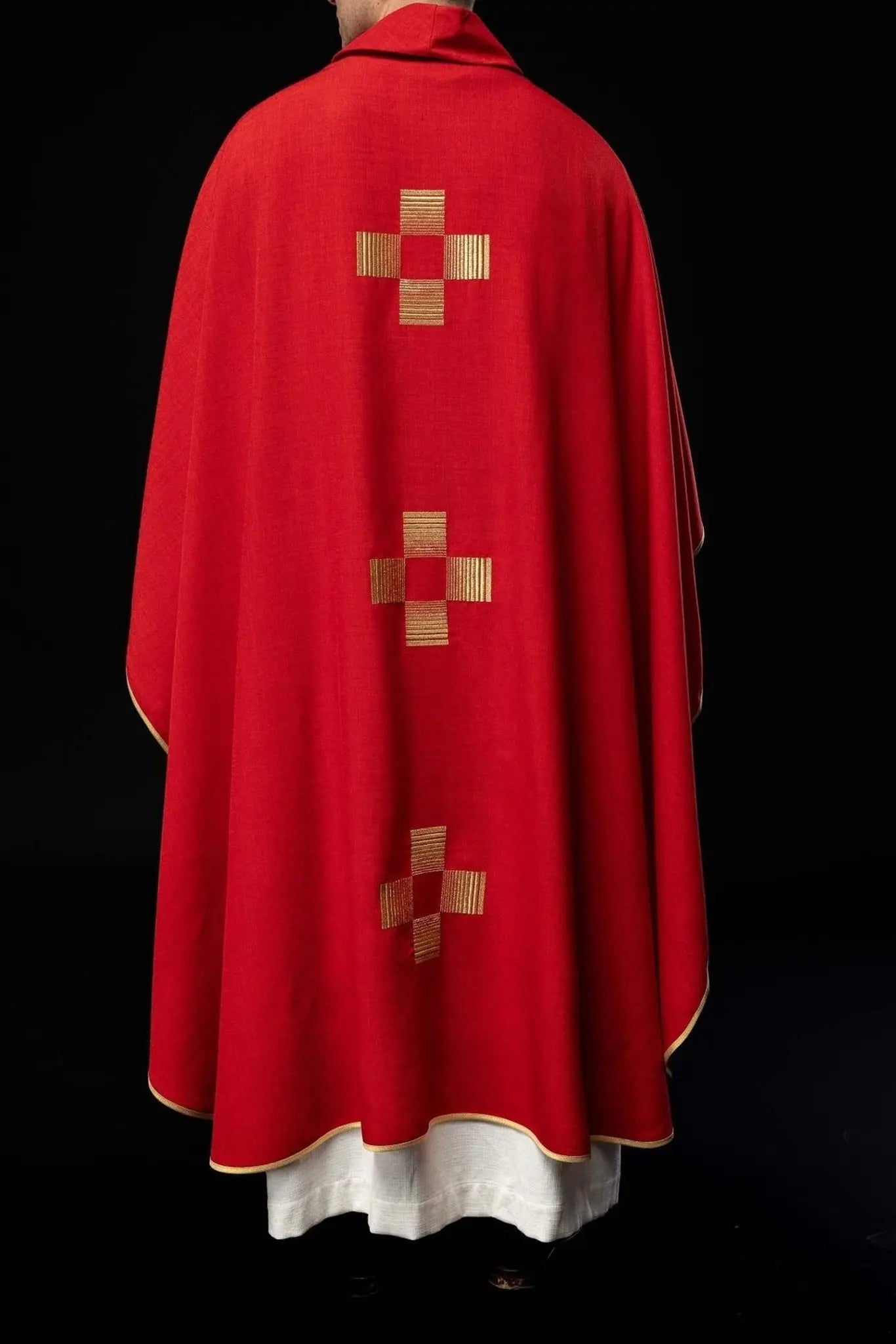 Chasuble avec croix brodées en rouge