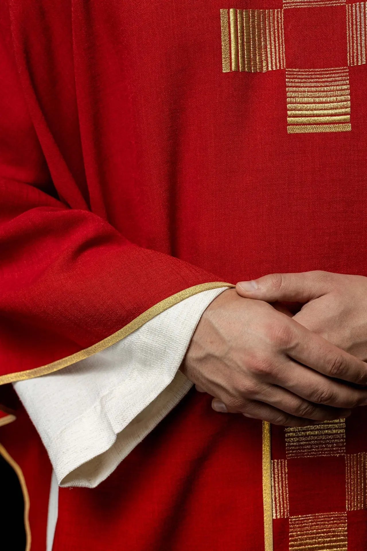 Chasuble avec croix brodées en rouge