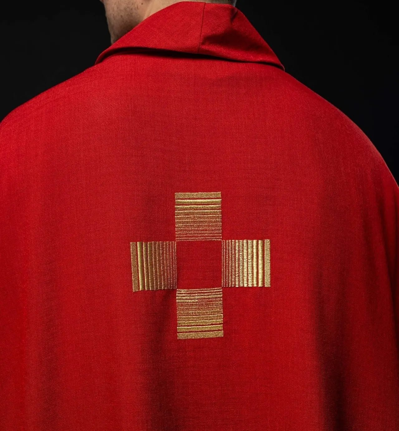 Chasuble avec croix brodées en rouge
