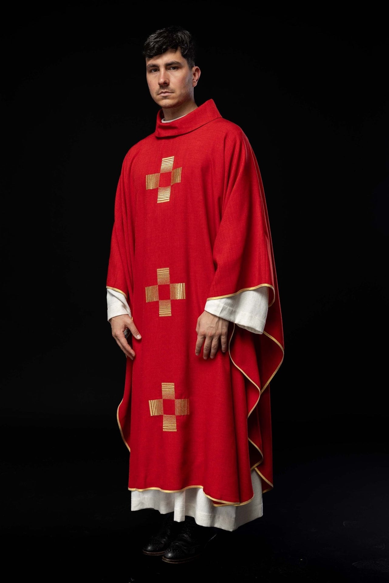 Ornat z haftowanymi Krzyżami w kolorze czerwonym