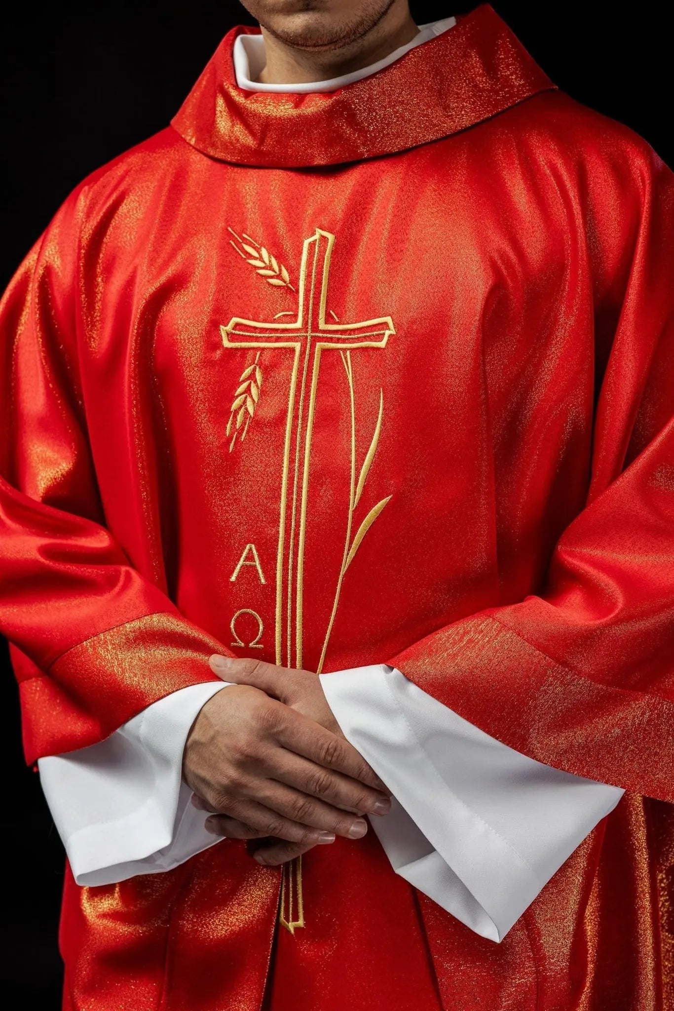 Chasuble avec croix et motif d'oreille en rouge
