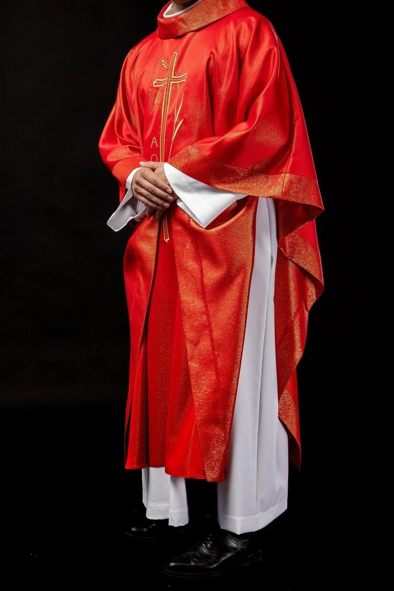 Chasuble avec croix et motif d'oreille en rouge