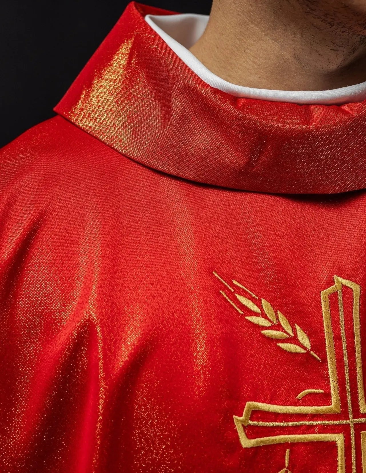 Chasuble avec croix et motif d'oreille en rouge