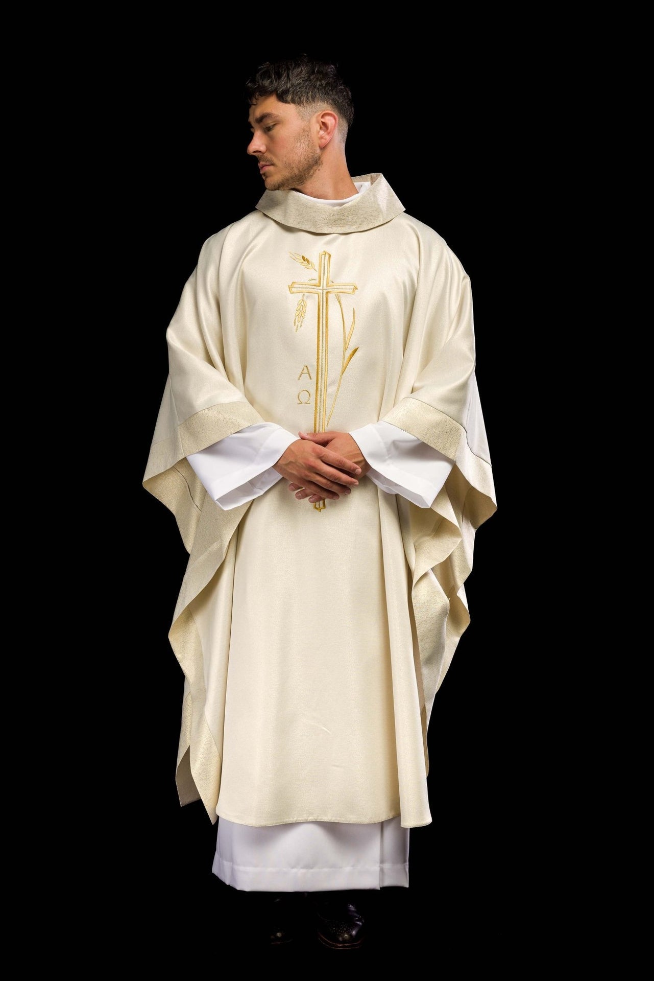 Ornat z motywem krzyża i kłosa w kolorze ecru