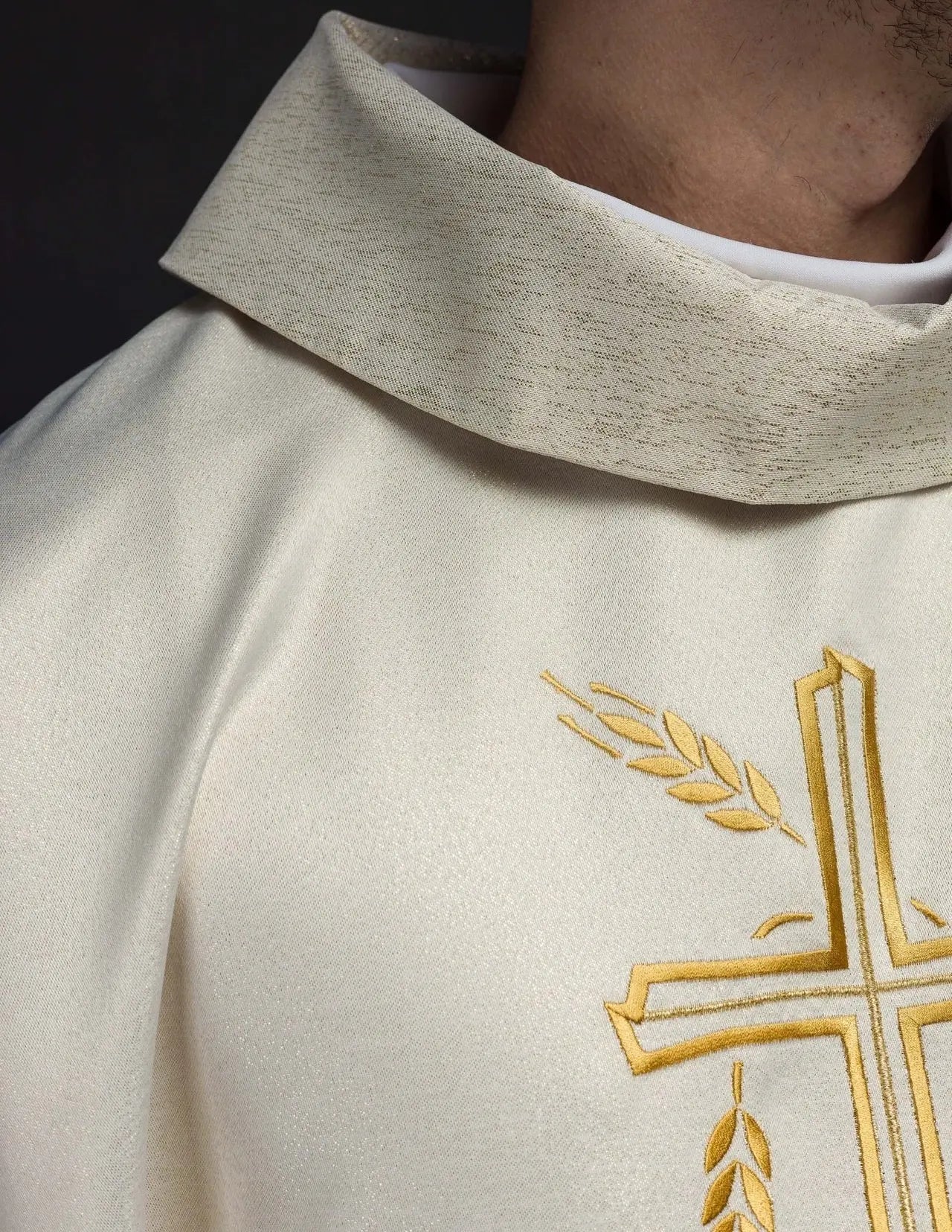 Chasuble avec motif de croix et d'oreille en écru