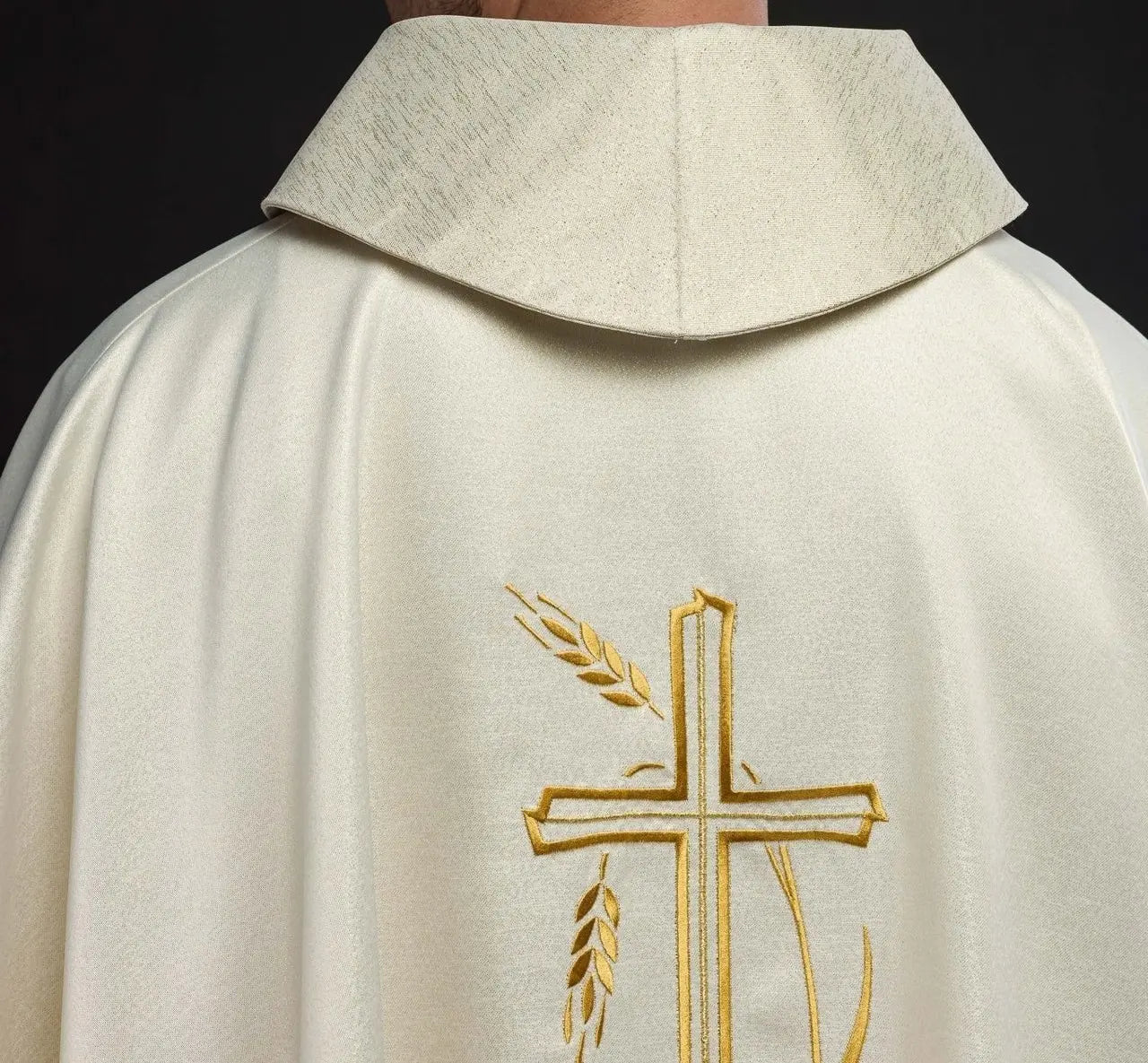 Chasuble avec motif de croix et d'oreille en écru
