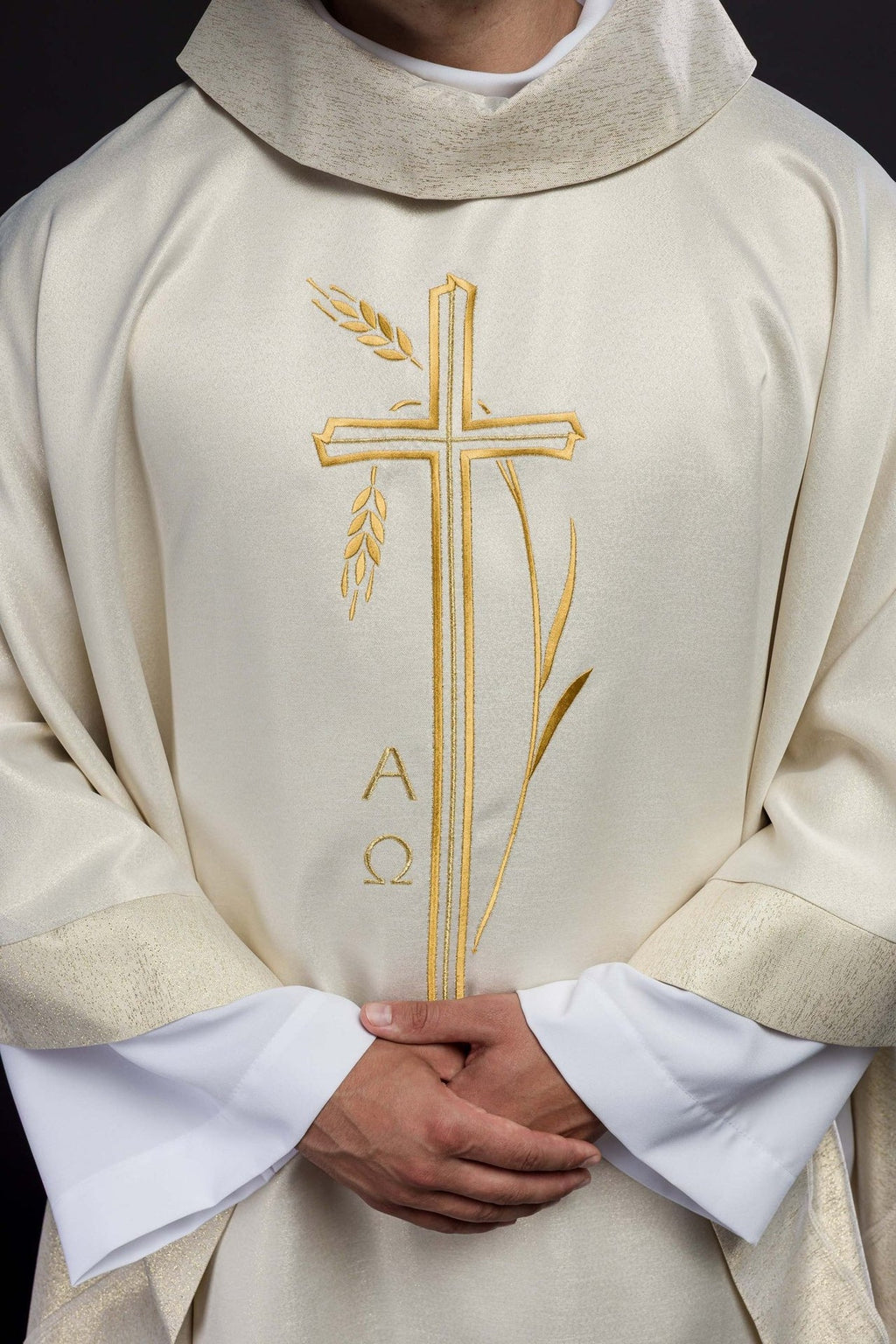 Ornat z motywem krzyża i kłosa w kolorze ecru