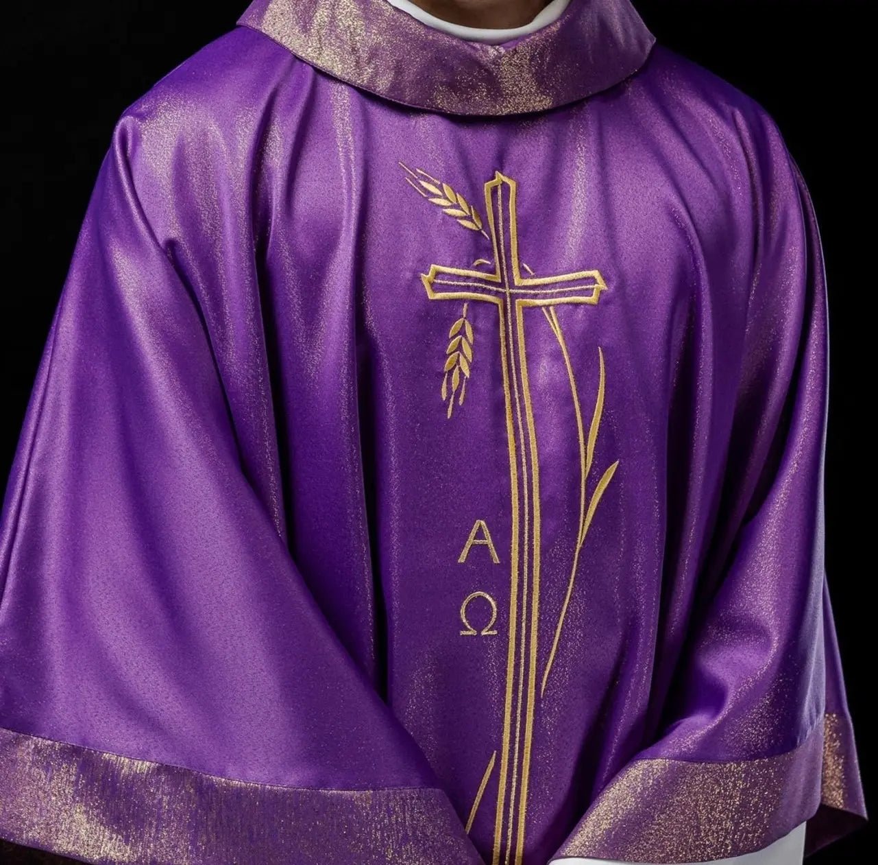 Chasuble avec motif de croix et d'oreille en couleur violette
