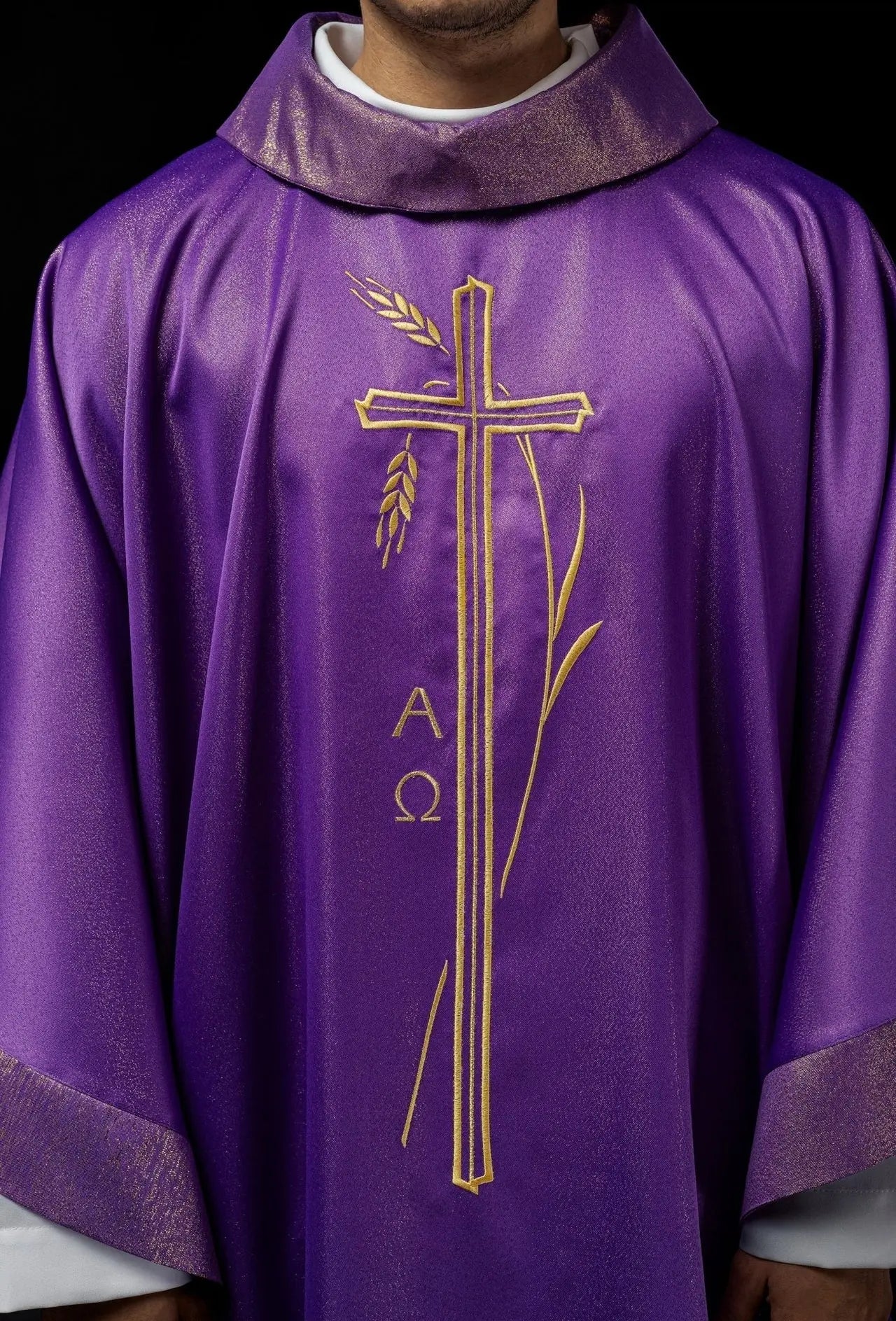 Chasuble avec motif de croix et d'oreille en couleur violette