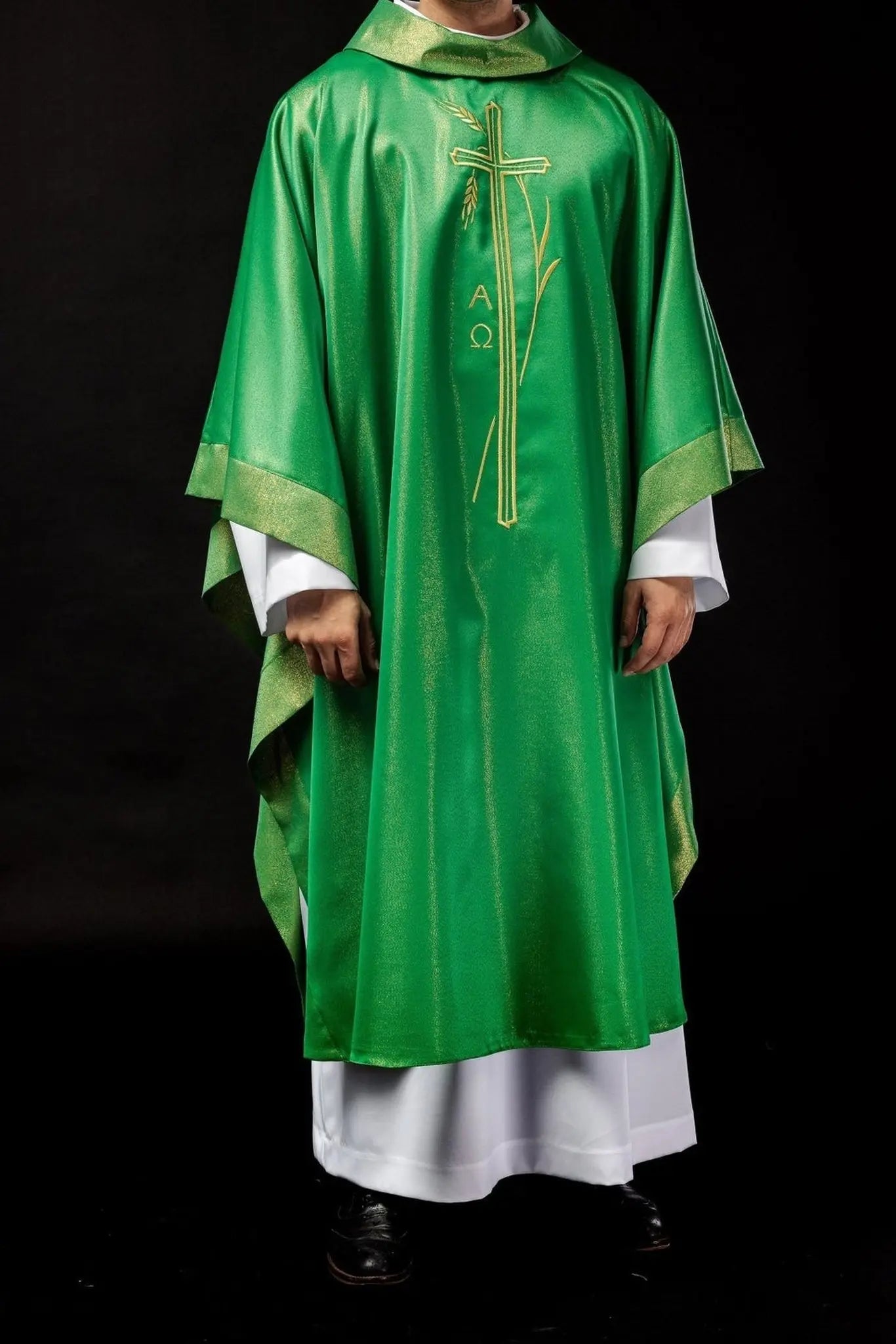 Chasuble avec motif de croix et d'oreille en couleur verte
