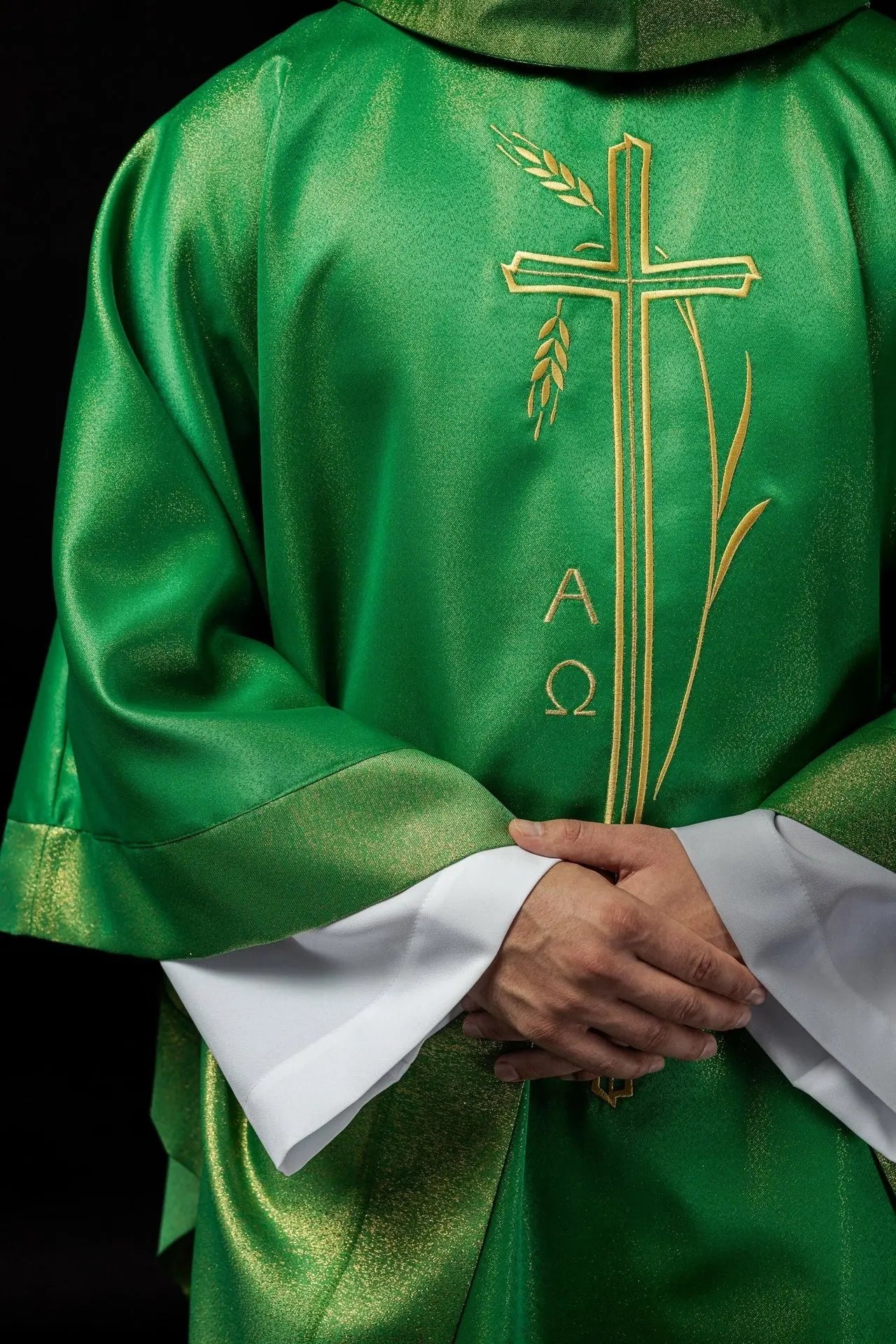Chasuble avec motif de croix et d'oreille en couleur verte