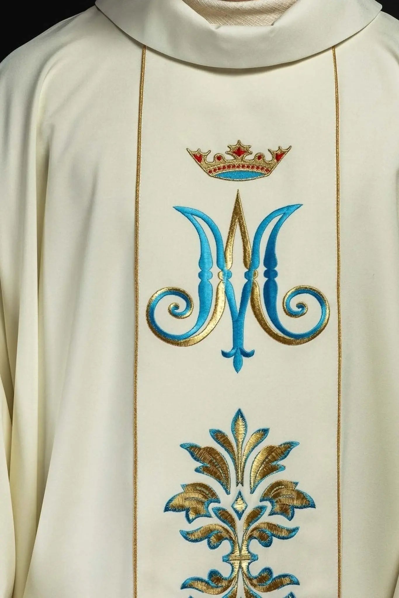 Chasuble avec motif marial en couleur écrue
