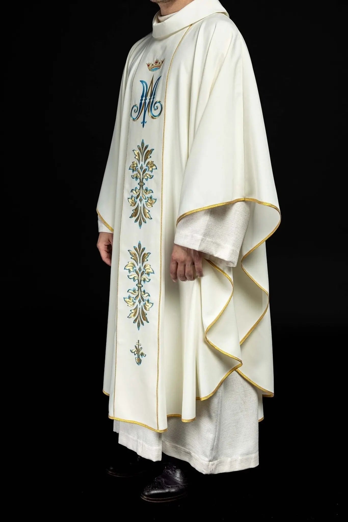 Chasuble avec motif marial en couleur écrue
