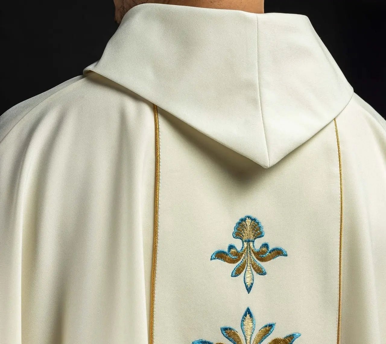 Chasuble avec motif marial en couleur écrue
